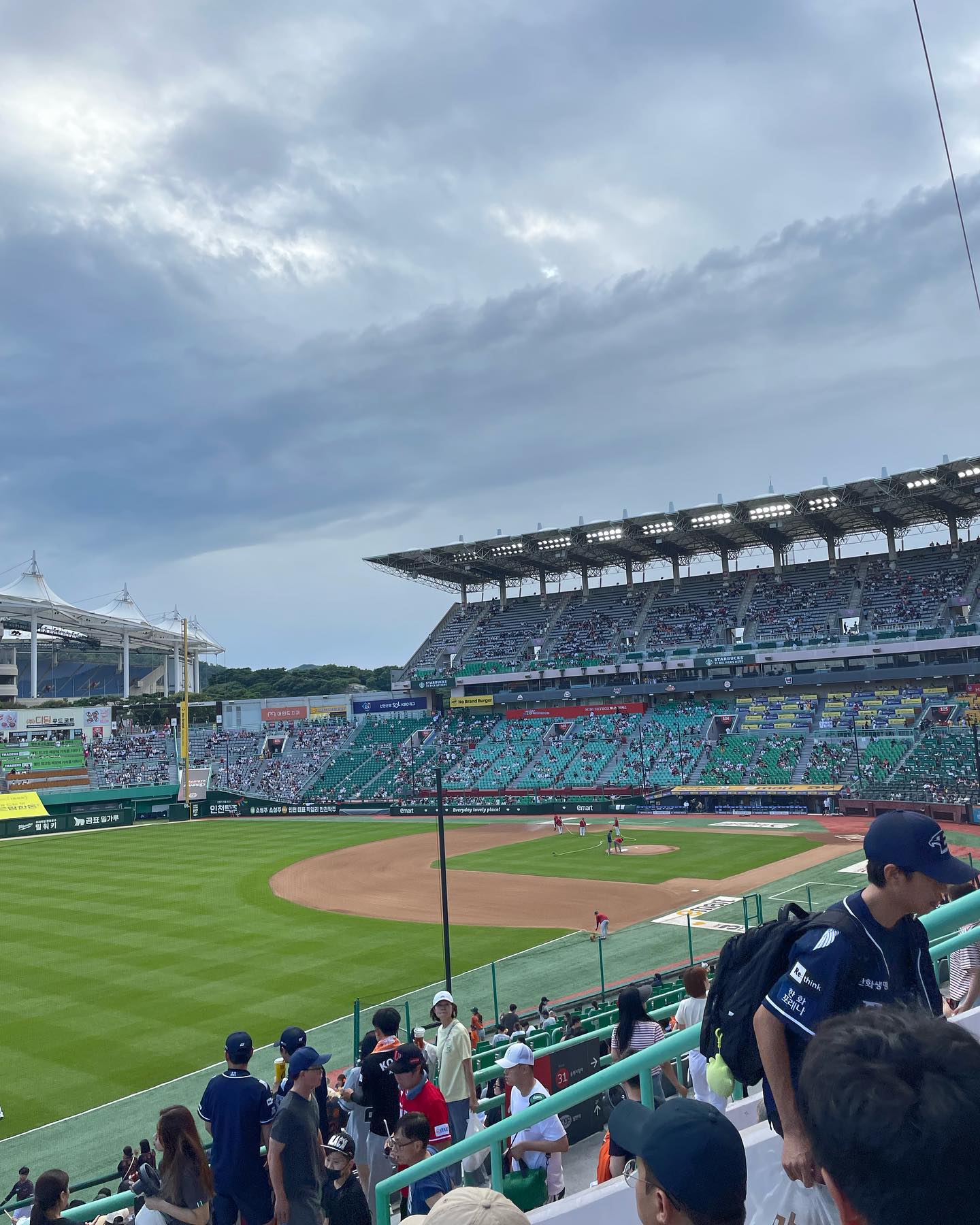 •
나의 두번째 야구 직관 ⚾️🧡
#한며들었다 ••🏟️🦅 크크킁
#한화 #한화이글스 
다같이 응원하는거 너무 재밌자나 ~~