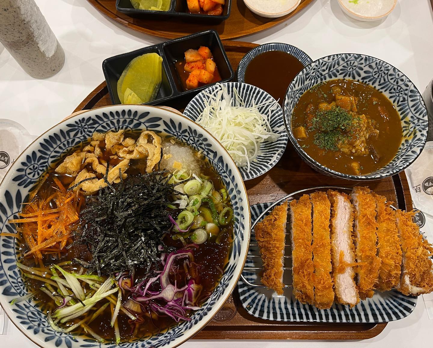 여의도 소바 맛집 여의도 백소정 

날이 너무 더워 냉소바 돈가스에 카레까지 추가했어요 😋 시원한 냉소바에 바삭바삭한 돈가스에 중간에 카레까지 먹으면 존맛탱구리

지난번엔 마제소바도 먹었는데요 깔끔한 마제소바에 밥까지 비벼막으면 최고랍니당 🤍

🖤 백소정 

🖤 서울 영등포구 국제금융로 8길 25 지하1층
