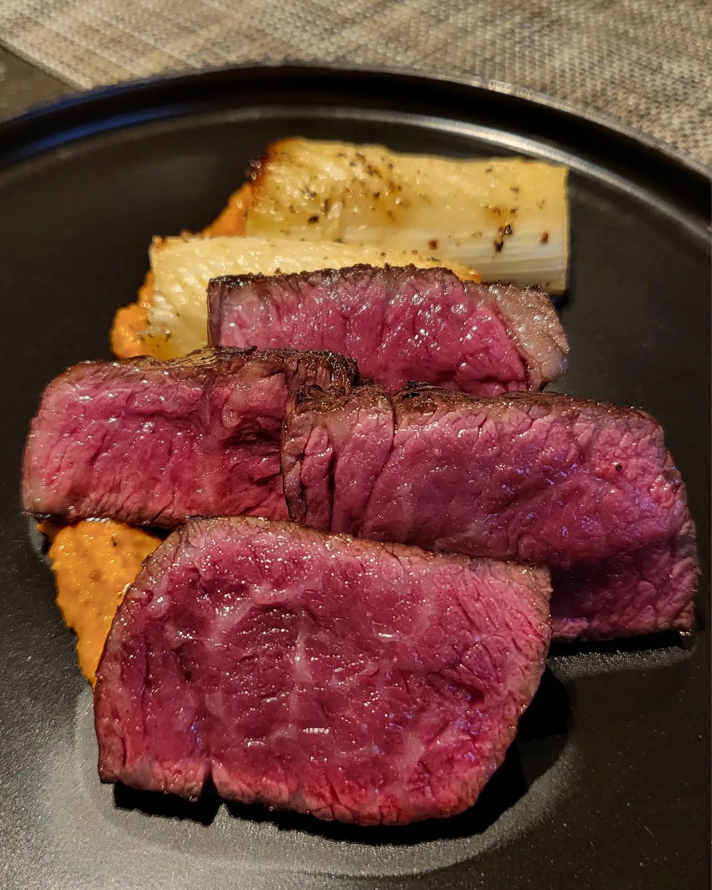 플레이팅과 맛이 예술인 와규 오마카세를 즐기고싶다면?
분당에 위치한 구성이 알차고 친절한 입문용 오마카세!!
.
.
.
.
💙와규 오마카세 전문점 #소작
소로 만든 작품이라는 뜻인 센스있는 식당 이름!!🐮🥩

💙지인 추천으로 방문하게 된 일식당 소작입니다!!
직원 분들이 세심하고 친절하셔서 더 맛있었어요!!🥹

💙착한 가격에 마지막까지 알차고 배부르게 구성 되어있는 코스!!👏

💙안심,살치살,안창살,부채살을 골고루 맛볼 수 있어요!!
 +마지막 #스끼야끼 에 밥과 국까지!!

💙사이드로 주문한 와규 멘보샤는 주문 필수!!
매콤한 소스와 바삭하고 특별한 소고기 #멘보샤 🫶

오마카세 입문으로 시작하기 좋고 친절한 메뉴 설명과 서비스를 바탕으로
소규모로 운영해서 조용한 분위기까지 원하신다면 추천드려요!!🩵

📍위치
 소작 야탑점
 경기 성남시 분당구 장미로100번길 11-1 1층

⏱️운영시간은 2부제로 나누어져 있구요
캐치테이블 통한 예약은 필수!!
1부) 06:00~19:30
2부)20:00~당일마감(22:00)까지
*매주 월요일 정기 휴무*

suji_08.18 suji_08.18 suji_08.18

#분당맛집 #맛집 #야탑 #소작 #와규 #오마카세
#와규오마카세 #소고기오마카세 #우마카세