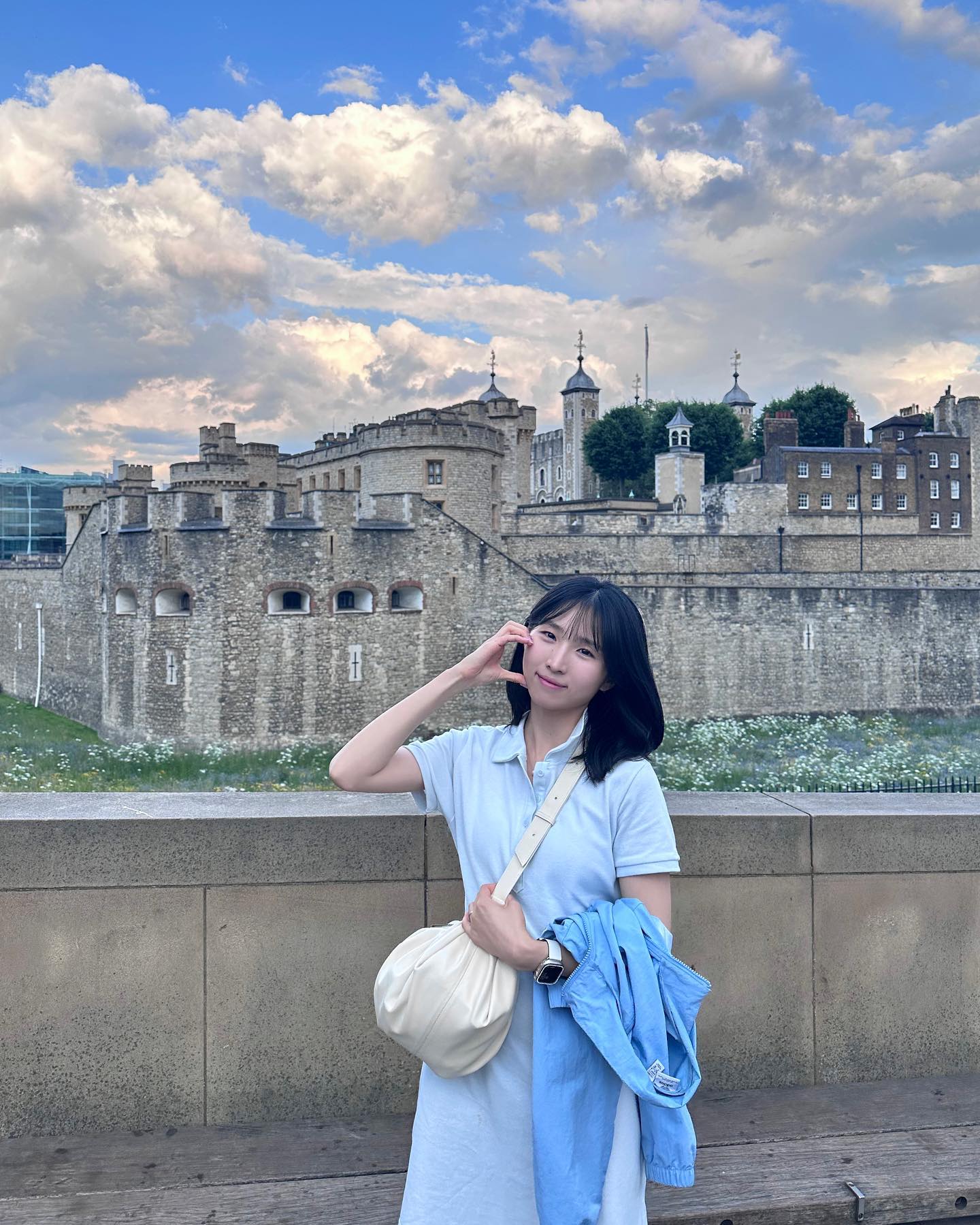 진짜 볼게 너무x1000 많아서 다시 가고싶은 🇬🇧
테이트모던에서 피카소 그림 보고 뒤에 조각상 사진 찍으려는데, 잼민이가 일부러 사진에 찍히려고 하길래 인스타에 박제 키킼
