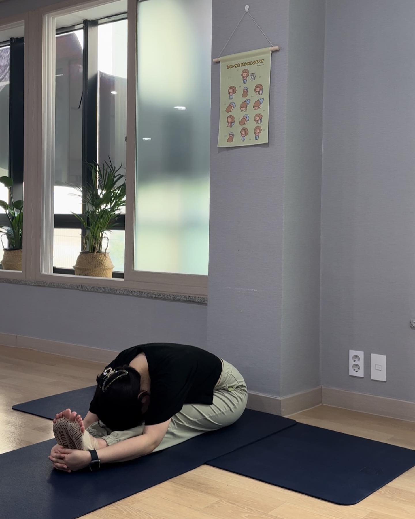 요가로 숨 불어넣기

.
장마가 지나고 빗소리 대신 매미소리가 찾아왔다 습해서 숨막히다가 이젠 더워서 숨막힌다 그래도 이런 날씨에 요가하며 부지런히 움직이다보면 더운 날씨에 살아갈 수 있는 가벼움과 에너지가 찾아온다