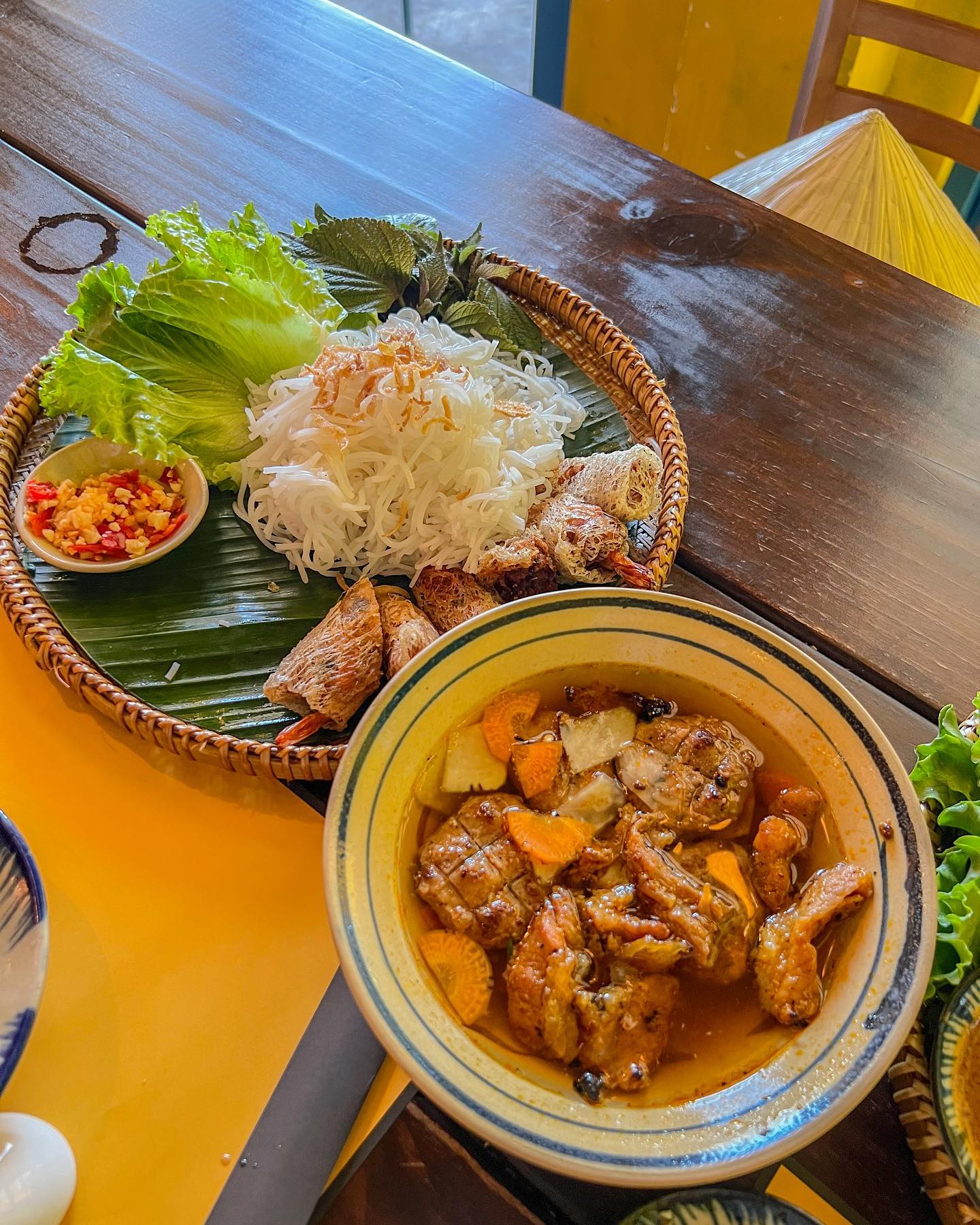 베트남🇻🇳 맛집에서 한끼 식사

#베트남 #베트남여행 #베트남음식 #vietnam #vietnamtravel #vietnamfood #다낭 #다낭여행 #traveltheworld