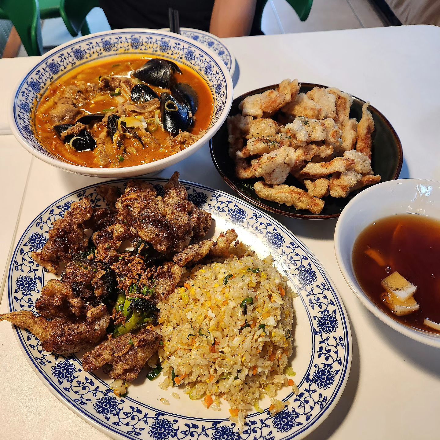 .
중국집스럽지 않아서 좋았고
맛있어서 좋았다
내 원픽 몽골리안 비프 볶음밥,,🤤
짬뽕보다는 나머지 두 메뉴가 줜맛탱이었음
가격도 저렴해서 나중엔 술한잔 하러가야지~
.
.
#노말보이즈클럽
대전 동구 동대전로131번길 8-7 / 자양동 261-11
평일(월~금) 11:00~21:30 (BT 14~17, LO 20:30)
주말(토~일) 12:00~21:00 (BT 15~18, LO 20:00)