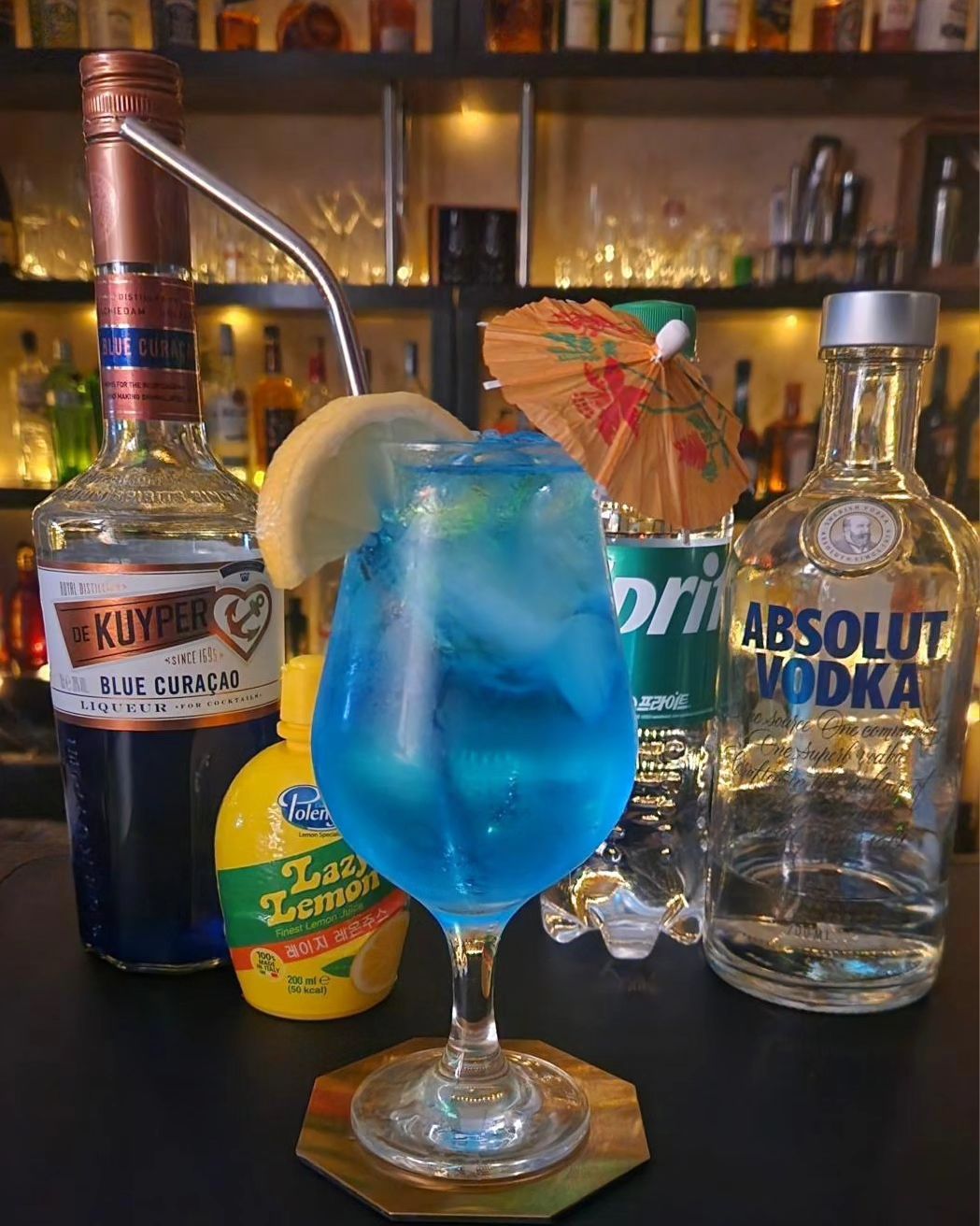 Blue Lagoon 🧊🍹

- Vodka 1&1/3 oz
- Blue Curacao 0.5 oz
- Lemon Juice 0.5 oz
- Sprite Filled up

sool_ottaku 님의 피드 블루라군 레시피를 보고 따라 만들어봤습니다 😀 항상 집에서도 맛있는 술을 쉽고 맛있게 만들 수 있게 친절한 레시피를 알려주셔서 홈텐딩을 배우고 갑니다 :)

블루라군은 바다를 연상케 하는 분위기있는 색에 상큼함과 달달한 맛을 가지고 있습니다. 비만 오다가 요즘 덥고 습한 날씨라 바다같은 시원함이 고파서 만든 푸른 칵테일입니다. 
빔프로젝터로 바다배경을 만들고 에어컨 틀고 마셨더니 여기가 자외선과 모기없는 해변이고 이게 크... 

전 제 스타일 대로 블루큐라소의 비율을 높이고, 탄산을 줄였습니다. 칵테일의 정량만을 따지지 않고, 나만의 조합과 입맛을 찾아 나가는게 또 홈텐딩의 묘미겠죠ㅎㅎ 방구석술쟁이님의 피드에는 사이다를 빼면 숏드링크로도 마실 수 있다고 하는데, 제가 또 제주도에서 블루라군 재료만 들고가서 만들어먹은 적이 있었어요😁 그때의 기억이 너무 좋아 같이 올립니다👍👍

sool_ottaku
#블루라군 #블루큐라소 #보드카 #칵테일추천 #칵테일레시피 #칵테일만들기 #위스키그램 #레시피 #감사합니다 #홈술 #혼술 #방구석 #홈텐딩 #홈바 #제주도여행 #bluelagoon #cocktailrecipe #cocktailgram #bluecuracao #vodka #sprite #absolutvodka  #hometending #homebar #homebartender
