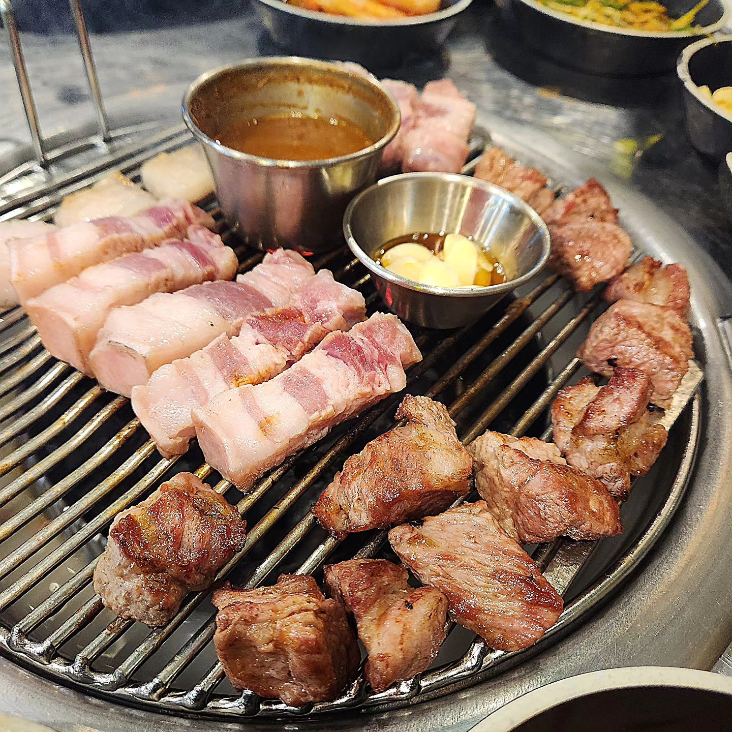 .
또먹고싶다ㅏㅏㅏㅏㅏㅏ
송촌동에서 제주식 근고기 존맛탱집 발견
육즙 퐝퐝퐈라퐈라퐝퐝퐝
또 가야지!
.
.
#송돈가 #송돈가송촌점 
대전 대덕구 송촌북로20번길 27-13 1층 / 송촌동 454-5
매일 17:00~01:00
주차는 바로 앞 공영주차장 가능 (주차권 제공)
일요일과 같은 공휴일은 공영주차장 무료!