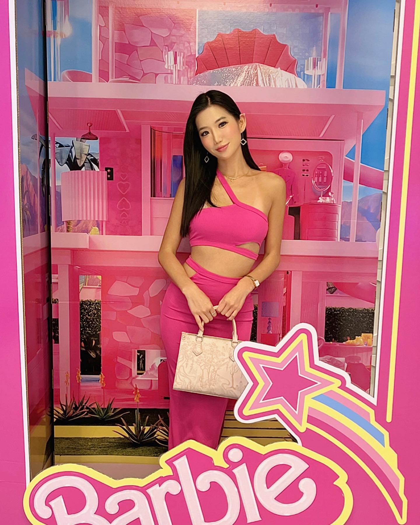 Polite looking Barbie in a Barbie world 💅🏽🎀💗💖💘💝