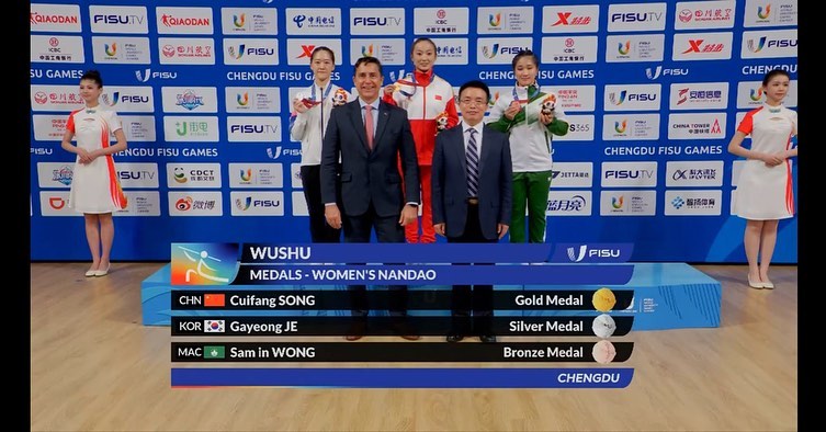 #첫줄_ #wushu 
.
.
.
꿈같았던 두번째 유니버시아드, 종목 바꾸고 6년만에 뛰었던 첫 국제대회이자 남권선수로서 첫 메달, 🥈

금이 아니라 아쉽지만 그래도 최선을 다했기에 후회도 미련도 없습니다. 

무엇보다 둘째날은 실수가 있었어도 연습했던 난도를 끝까지 도전했다는것에 오히려 더 후련하네요 : - ) 

약20년동안 우슈를 해오면서 이만큼 올라오기까지 정말 많은 굴곡들이 있었는데 주위에서 힘이 되어주고 멀리서 응원해준 사람들이 있었기에 여기까지 올 수 있었습니다.

자랑스럽게 봐주시고 할 수 있다고 믿어주셔서 
너무너무 감사합니다 정말 감사합니다. 🙇🏻‍♀️🙏🏻