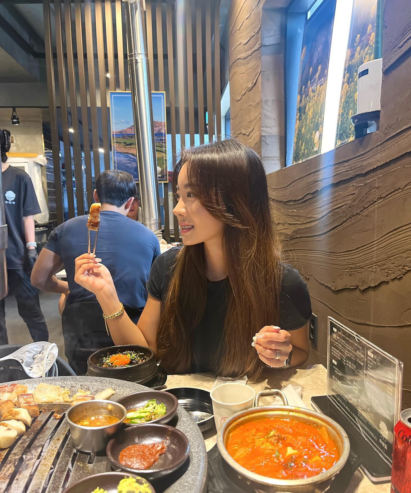 #협찬 #광고 #숙성도 

매번 웨이팅있는 핫한 고기맛집 #숙성도 

고급진 인테리어에 고기도 너무 맛있게 구어주시고 
무엇보다 고기가 엄청 부드럽더라구요~
맛있게 먹는꿀팁도 친절하고 자세하게 
설명해주셔서 더 맛있게 먹을 수 있었어요❤️
사람들이 웨이팅이 있어도 찾아가는 이유가 있네용

고기말고도 된장술밥, 갈치속젓볶음밥 등 
다양한 메뉴들이 많아서 좋아요

숙성도만의 시그니처 맥주는 아쉽게 못먹어봤지만 
엄청 새콤달콤하고 맛있다하더라구요
다음에 꼭 먹으러 갈거에요‼️🤭

#인천신상맛집 #인천맛집 #인천숙성도 #숙성도송도점 #송도맛집 #인천핫플 #맛집추천 #송도맛집추천 #숙성도 #고기맛집