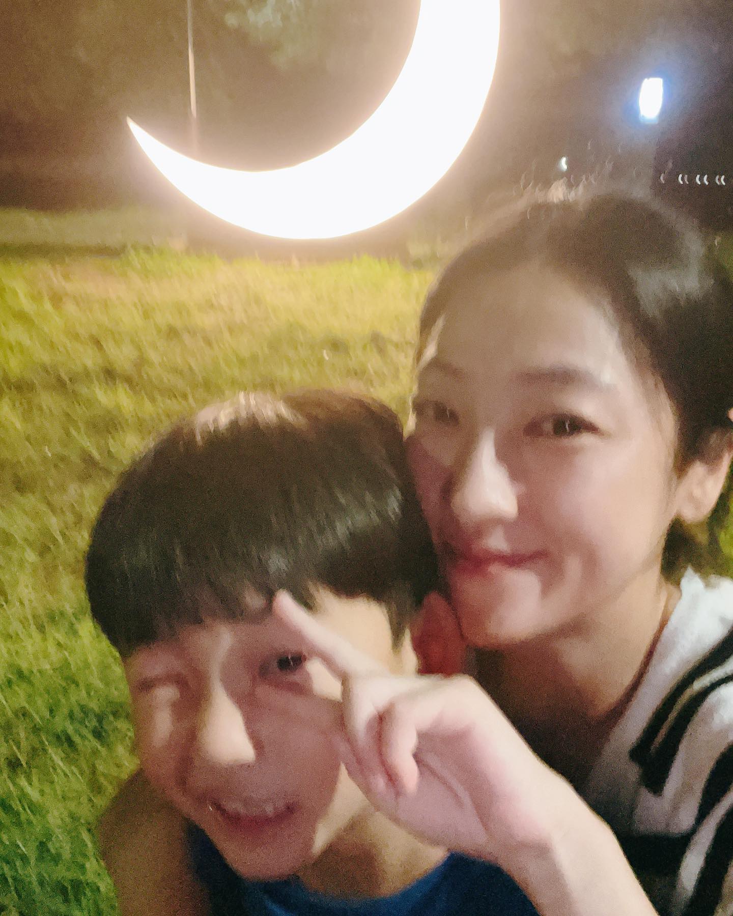 -
시댁 다녀오는 길
조명이 너무 이뻐서 내려서 사진 한컷
장난감 사달라고 조르고 울고불고해도!!!
사진은 잘 찍어주네!!ㅋㅋ😮‍💨