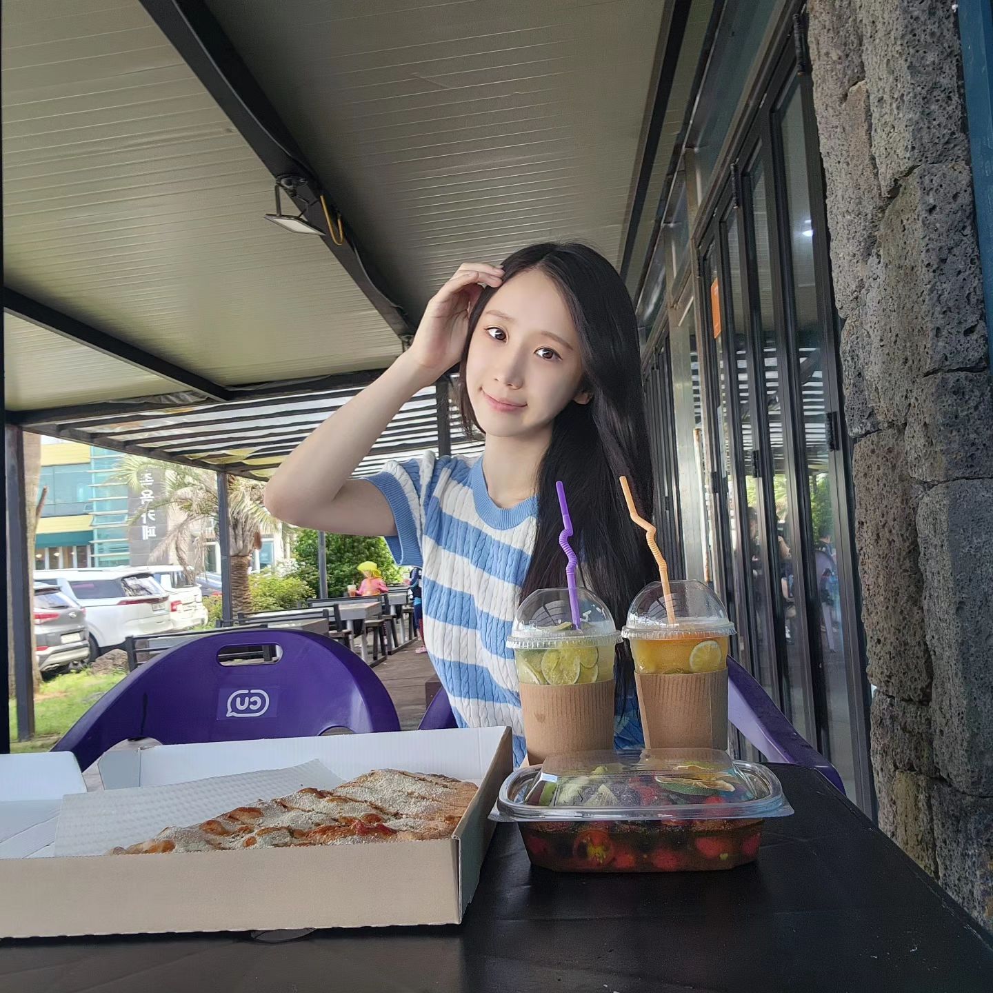 #협찬
칼초네 L (13 inch) 30.0
토마토 바질 샐러드 14.0
청귤에이드 9.0
감귤에이드 9.0

중문에 있는 칼초네화덕피자!🍕
너무 특이한 피자라 궁금해서 방문🤔
안에 특제소스로 양념된 제주산 불고기와 
올리브유에 조리한 양파, 피망, 100% 자연산 모짜렐라치즈가 듬뿍 가득🤭
반으로 접어 반달모양으로 구워내는 신기한 피자🫓
엄청 달달하면서 고소하고 처음 먹어보는 새로운 맛😋
근처에 논짓물도 있어서 포장해서 앞에서 먹으면 딱이야🤗
에이드도 청을 직점 담그신건지 아주 달달해😛
샐러드도 시큼새큼달달 손이가요 손이가👋
허겁지겁 배고파서 먹었는데 양도 많아 아주 속이 꽉차유🤤

🎈칼초네화덕피자 (제주 서귀포시 예래로 115)
☎️연락처: 064-738-9387
⏰️금 - 수 12:00 - 17:00 (Last order 16:00)
목 정기휴무
재료소진시 조기마감

#칼초네화덕피자 #제주피자 #제주도피자 #제주피자맛집 #제주화덕피자 #서귀포피자 #서귀포피자맛집 #서귀포화덕피자 #중문피자 #중문화덕피자 #제주맛집 #서귀포맛집 #중문맛집