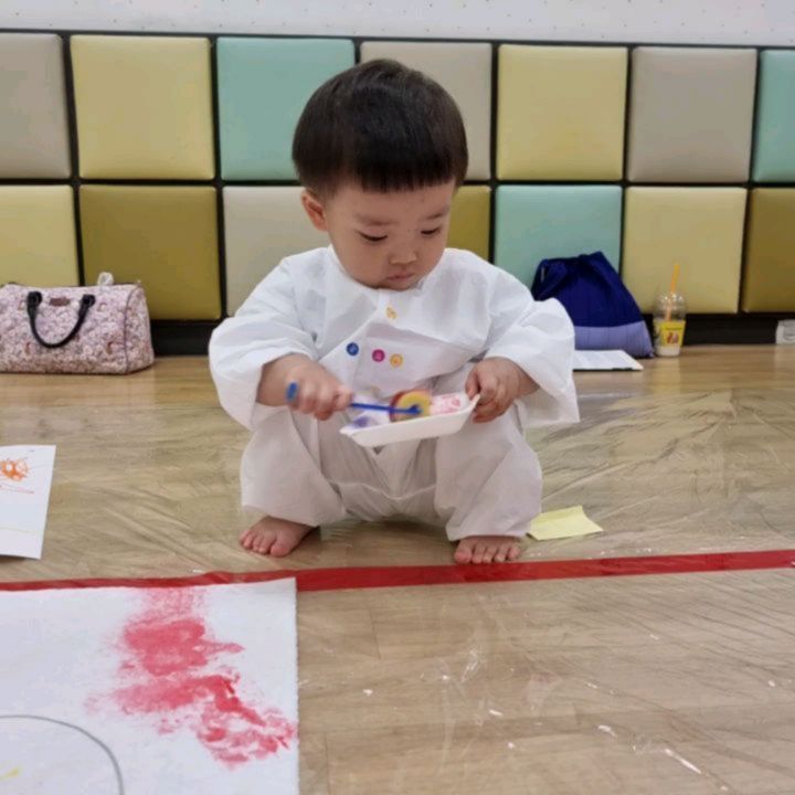 #협찬 #유아미술 #놀이소품 #페인팅 #일회용미술가운 #유아미술가운 #아기미술가운 #전신미술가운 #유아전신미술가운 #로앤또일회용미술가운 #문센데이 

매주 화요일 홈플러스 문화센터에서 미술 놀이아트 수업을 듣고 있는 찬영이 😊

일회용 미술가운으로 세탁, 관리 안 해도 되니까 너무 편해요!

일회용인데 방수 잘 되고, 바람 잘 통하고, 입기 편해요.

지퍼가 뒷쪽으로 향하게 입히면 끝!!

사이즈도 다양한 점도 좋아요!
S ( ~ 2세 / ~ 90cm)
M ( ~ 5세 / ~ 110cm)
L ( ~ 7세 / ~ 125cm)
찬영이는 S사이즈 입었어요.

일회용이다보니 갯벌체험 같이 일회성 으로 입히기 좋은거 같아요!

* 구매링크 https://smartstore.naver.com/eshygenic/products/8430842823?