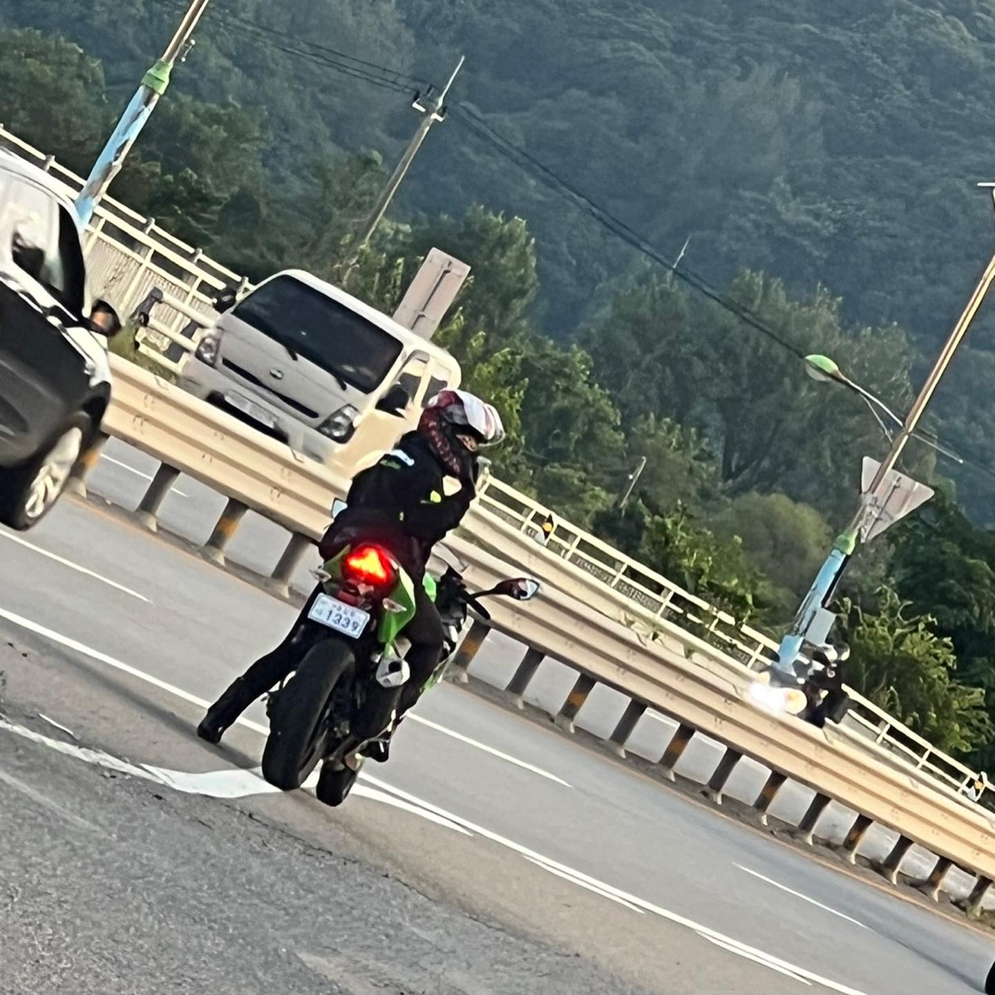 너무나씩씩하고멋지게인사하고가는거같이보이지요?그치만전혀그렇지않고이날더위먹고기절할거같아서팀원들버리고바로혼자집으로도망가는겁니다.이날씨에는오토바이를타지않는게좋겠어요.
. 
.
.
.

#kawasaki #ninja400 #ninja #bike #bikegirl
#motorcycle #f4f #가와사키 #닌자 #닌자400 #가와사키성북 #밤바리 #여라 #밤바리라이딩 #소통 #라이더 #bikelife #2wheel #2wheellife #바이크 #바이크라이딩 #바이크그램 #바이크스타그램🏍️ #바이크라이딩 #motorcycle