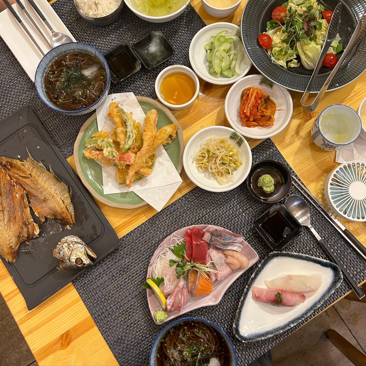 #협찬 #어미담#어미담경복궁점 #서촌맛집 #통인동맛집 #경복궁역맛집 #경복궁역회집 #경복궁역나베 #경복궁역회 #경복궁역굴비 #서촌회집 #서촌나베 #서촌회집 #서촌굴비 #통인동회 #통인동회집 #통인동나베 #통인동굴비 #경복궁맛집 #한정식 #한정식맛집 #종로맛집 #서촌맛집 #정식 #일식
.
.
.
고풍스러운 한옥분위기속에서 바다의 깊은맛까지 즐길 수 있는 
서촌 맛집 어미담🐟

𓆡경복궁역 일식맛집으로 편안한 퓨전 일식 코스요리 제공 
𓆡한옥의 독립된 공간에서 모임 가능 
𓆡가족 단위, 단체회식 및 모임 등 특별한 날을 기념하기 위한 
  독립되고 안락한 공간 제공
𓆡화려한 한옥의 선율과 꿈틀거리는 비단 잉어가 곳곳에서 움직이는 어미담 

🎏점심_회정식
연어, 고등어, 광어, 새우 등 다양하고 신선한 회+초밥+냉모밀과 함께 즐길수 있는 어미담 회정식 
🎏점심_보리굴비정식
쌀뜨물에 담궈 짠맛을 중화했고,찜기에서 12분~15분동안 간간한 맛이 들도록 쪄낸 맛있는 보리굴비 정식
🎏저녁_어 정식
어미담에서 고객님께 대접하는 최고의 요리로 계절 또는 주 단위로 코스메뉴는 변동가능한 정식

한옥에서 맛보는 일식과 한식으로 신선한 회와 부드러운 보리굴비를 같이 즐길수 있었어요~ 
고급스러운 분위기에 맞게 음식구성 또한 너무 마음에 들었는데, 
어머니는 보리굴비가 입맛에 잘 맞으셨다고하셔서 다음번 점심에 보리굴비정식 즐기러 방문하려구요♡⃛
점심과 저녁 따로 정식메뉴가 구성되어있고 , 다른 메뉴들도 많아서 기호에 맞게 시키실 수 있어요ㅎㅎ 

📍위치 : 서울 종로구 자하문로 31-4 
🕐영업시간 : 매주 일요일 정기휴무 
  월~토 11:00~22:00(15:00 브레이크타임)
☎️매장번호 : 0507-1323-0698