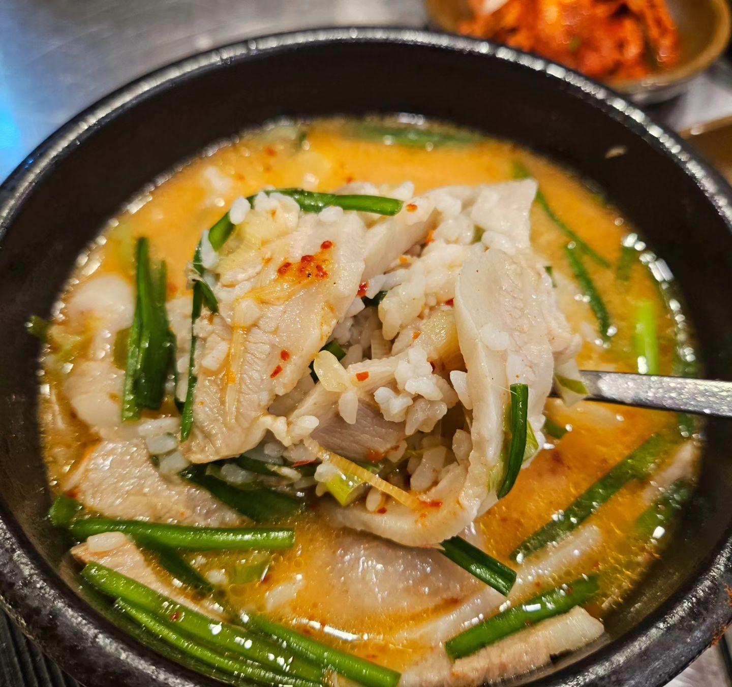 부산 수영구 민락동 [수변최고돼지국밥]

#BD수첩_수영구

민락 수변공원에 위치한 24시 돼지국밥
웨이팅도 거의 시간 안가리고 있을정도로
타지 현지에서도 유명한집.
국밥치고는 가격이 꽤높은편.
그렇지만 항정살돼지국밥을 꼭 시켜먹어야 된다
항정살이 너무 부드럽고 야들야들 고기도 큼직
뽀오얀 국물과 조화가 좋다.
이열치열로 더운여름에 땀뻘뻘흘리며 먹는 국밥도
나름 매력적 👍
수변공원 산책후 한그릇 어때요?

주소 : 부산 수영구 광안해변로370번길 9-32

#수변최고돼지국밥 #민락동맛집 #부산맛집 #수영구맛집 #수변공원맛집 #수육백반 #돼지국밥 #항정살돼지국밥 #돼지국밥맛집 #부산국밥맛집 #수변최고돼지국밥본점 #광안리맛집 #수변공원 #광안리밥집 #광안리밥집추천 #먹스타그램 #오늘의레시피 #투데이레시피 #BD수첩 #busandelicious 
#맛집탐방기 #선팔하면맞팔 #좋아요반사 #맞팔환영 #부산먹팔 #먹팔환영 #먹팔은맞팔
#먹팔 #부산먹팔러