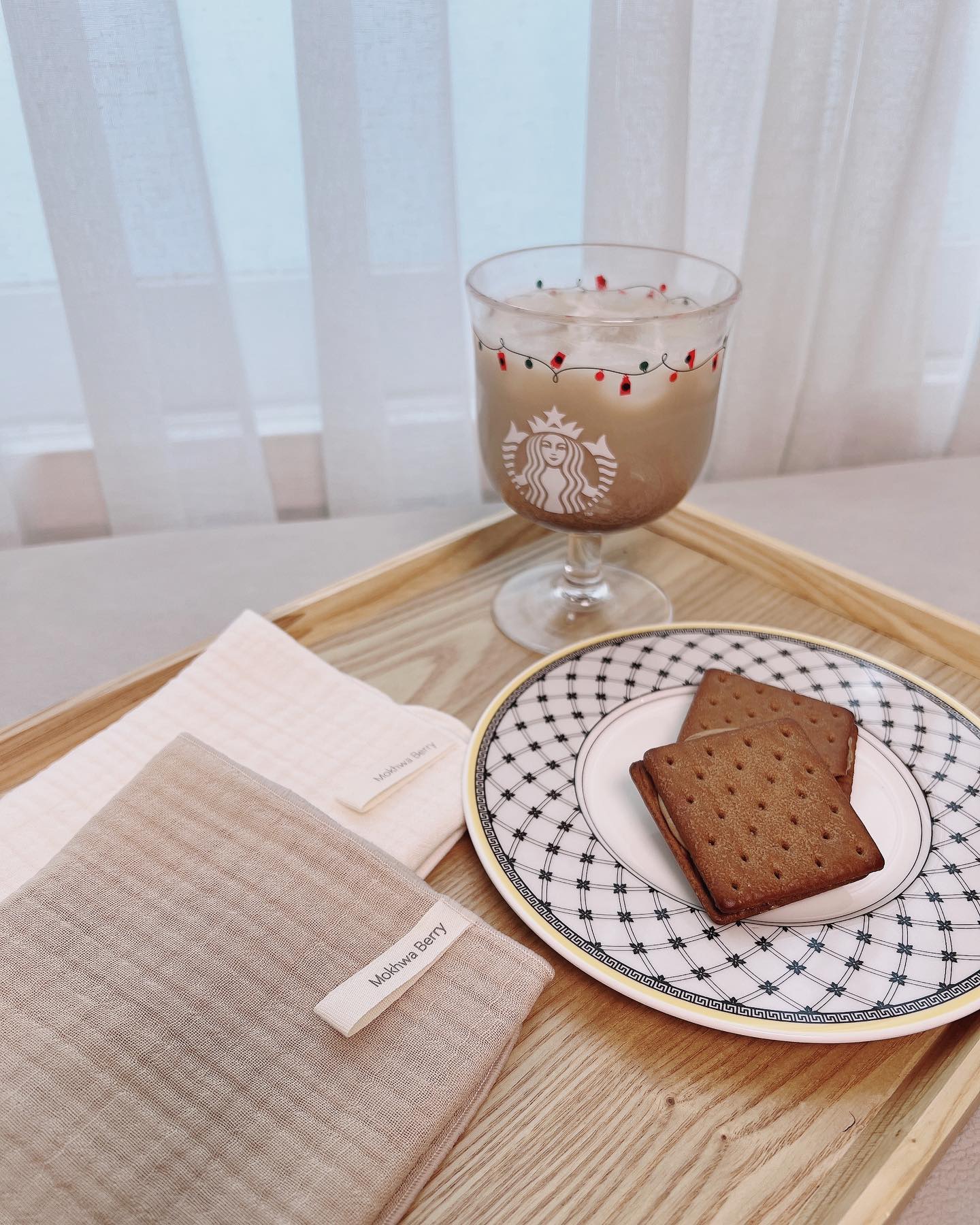 .
안녕하세요 집요정입니다🤗
여러분!! 제가 감성 패브릭 핸드메이드 소품 브랜드인 모카버리(moka_burry_ )의 서포터즈로 활동하게 되었어요! ☺️ 두둥!

인스타그램 홈리빙 계정을 시작한 뒤로 관심가는 예쁜 가구나 생활용품, 인테리어 소품 관련 계정들을 팔로우하곤 했는데요.
그중에서 모카버리는 너~무 귀여운 키친크로스, 테이블매트, 티코스터 등 제가 좋아하는 심플하면서도 포인트 되는 스타일의 패브릭 제품들이 많아서 눈여겨 보고 있었던 브랜드랍니다.

운좋게 서포터즈로 선정되어 2가지 컬러의 키친크로스 제품을 받아보았어요!
제가 선택한 컬러는 무지아이보리/무지샌드베이지 컬러인데요,
실제로 받아보니 색감도 넘 예쁘고 촉감도 부드럽더라구요. 
무슨 행주가 요렇게 예쁜건지!! 

요 귀여운 키친크로스를 어떻게 활용해볼지, 자세한 실사용 후기 찬찬히 올려볼게요 :)

혹시 인친님들만의 키친크로스 활용꿀팁이 있으시다면 알려주세요!🥰

#제품제공 #서포터즈 #모카버리 #집꾸미기 #인테리어그램 #인테리어소품 #홈인테리어 #홈스타일링 #홈스타그램 #홈카페 #키친크로스 #테이블데코 #감성행주 #패브릭소품 #주부스타그램 #좋아요 #소통