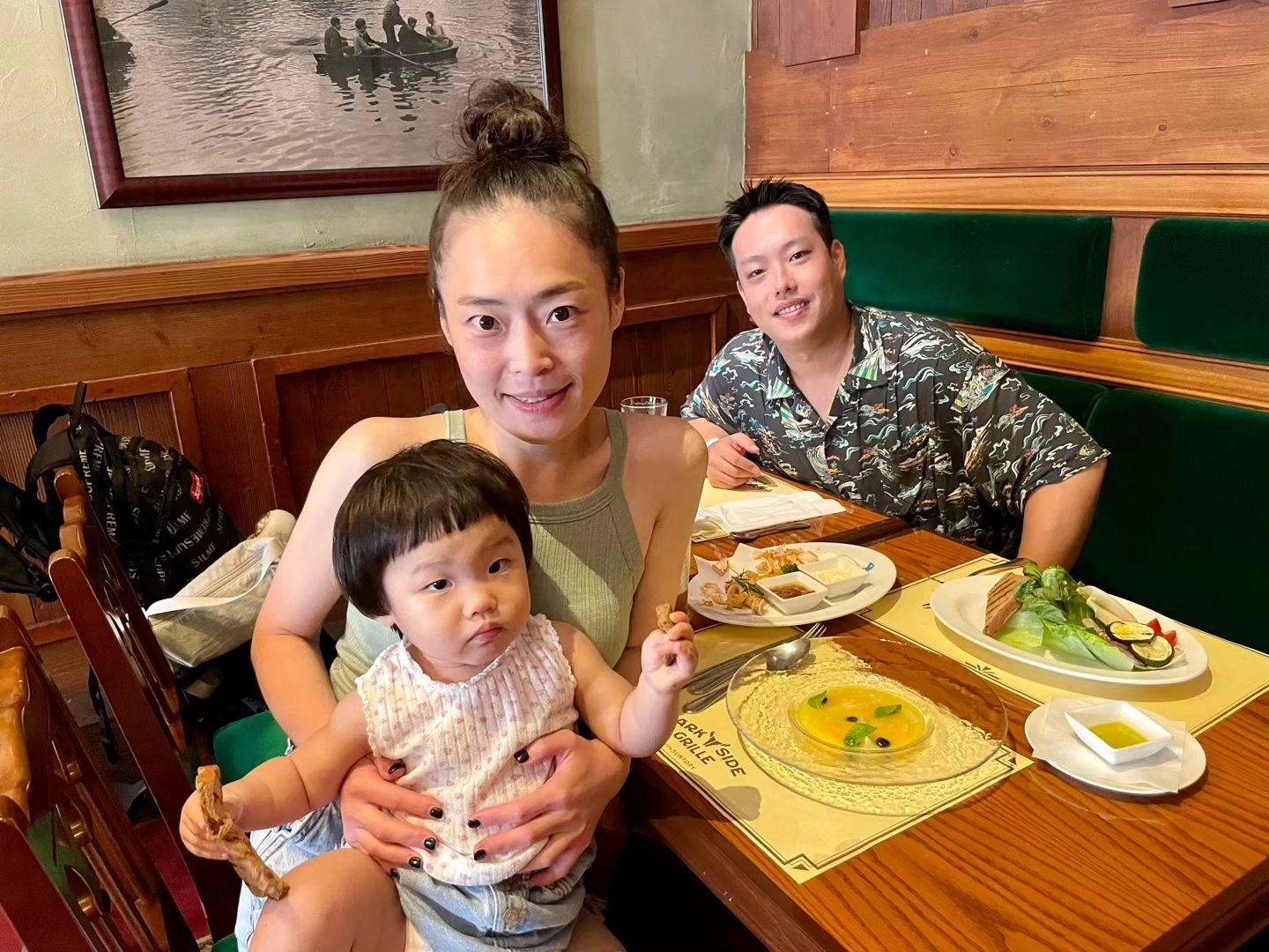 유니바에서 찍은 가족사진👨‍👩‍👧❣️

친절한 서버이모가 
빼밀리 픽쳐 찍어준대서
오케이 땡큐! 바로 자세 잡아서 앉음ㅋ 
마치 일회용 필름 카메라로 찍는 느낌 너무 오랜만ㅋ

띤빠 깔롱 지긴다고 렌즈 바리바리 싸가더니
매일 아침마다 거울 보면서ㅋㅋㅋㅋㅋㅋ
렌즈 끼고 머리 바르고 혼자 썬크림 범벅을^^

집에와 여유롭게 누워서 
사진 돌려보니까 벌써 추억이 되버렸자나(ToT)
다시 생각해도 유니버셜 진짜 너무 잘 갔다왔고
돈이 진심 하나도 안아까웠음!!!!!
땡볕이고 나발이고 안갔다왔음 얼마나 후회 됐을까
역시 뭐든 해봐야 됨

여행내내 유모차 안탄다는 우리집 딸랑구
띤빠랑 서로 번갈아가며(9:1ㅋ)
이고 지고 안고 땀 범벅으로 다녔지만 
엄빠가 아직 힘 있으니까 이것도 해줄 수 있다며
서로 토닥여주고 정신승리ㅋㅋㅋㅋㅋㅋㅋ

행복하게 잘 살자❤️
큰배 미니배 미쎄스배🧔‍♂️🧔‍♀️👧