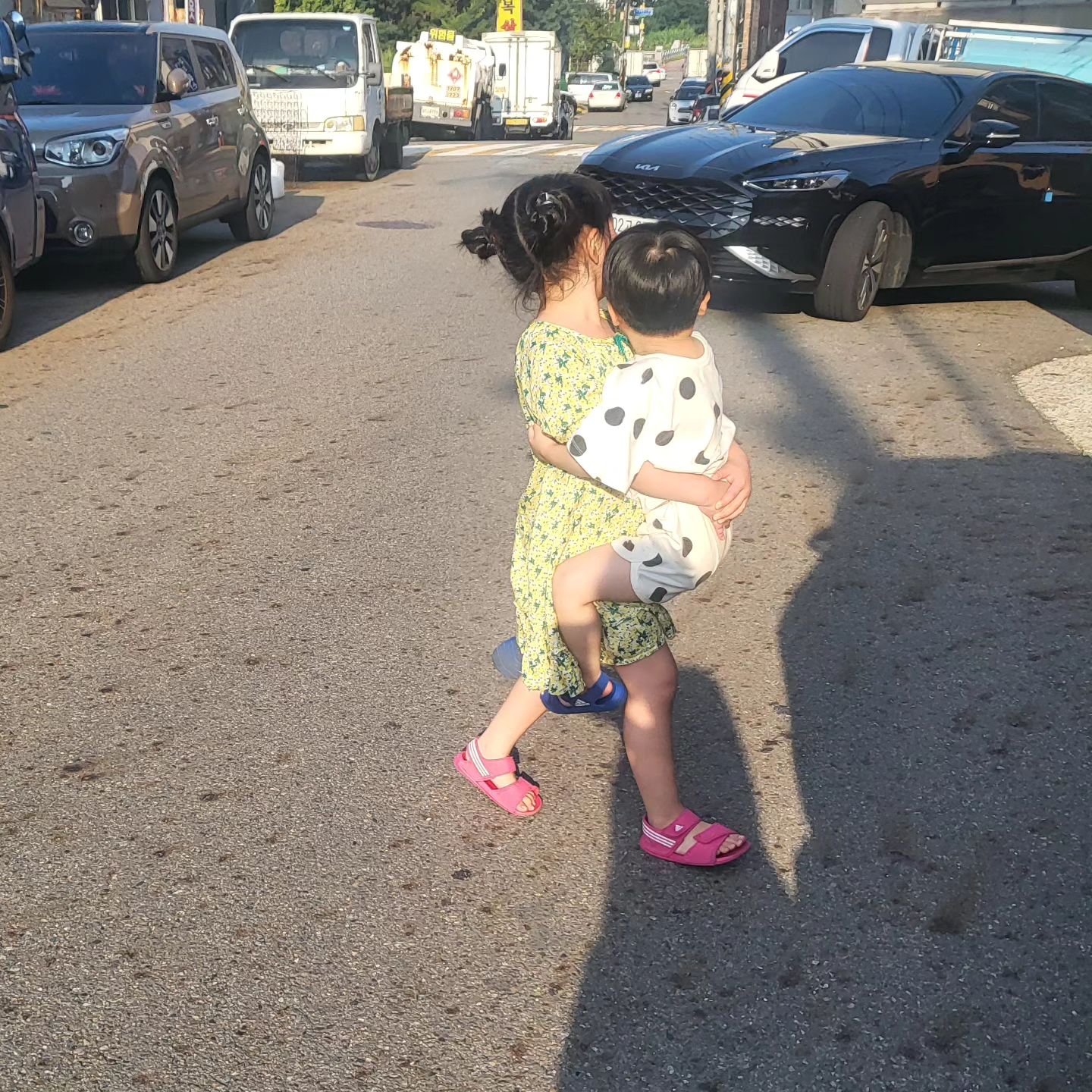 안아달라는 막내
힘들어서 안 안아줬더니 엄마대신 누나가 번쩍~
듬직한딸이다ㅎㅎ
그런데 서로 힘들어보이는건 나만 느끼는건가ㅋㅋㅋ
나도 어렸을때 그랬는데ㅎ
옛날 생각난다 동생아~~~^^

#7살 #4살 #남매 #누나가번쩍 #어렸을때 #동생안기 #안아주기 #엄마대신 #듬직한 #양념딸 #육아중 #동생좋아 #누나좋아 #힘들어 #나만느끼는건가