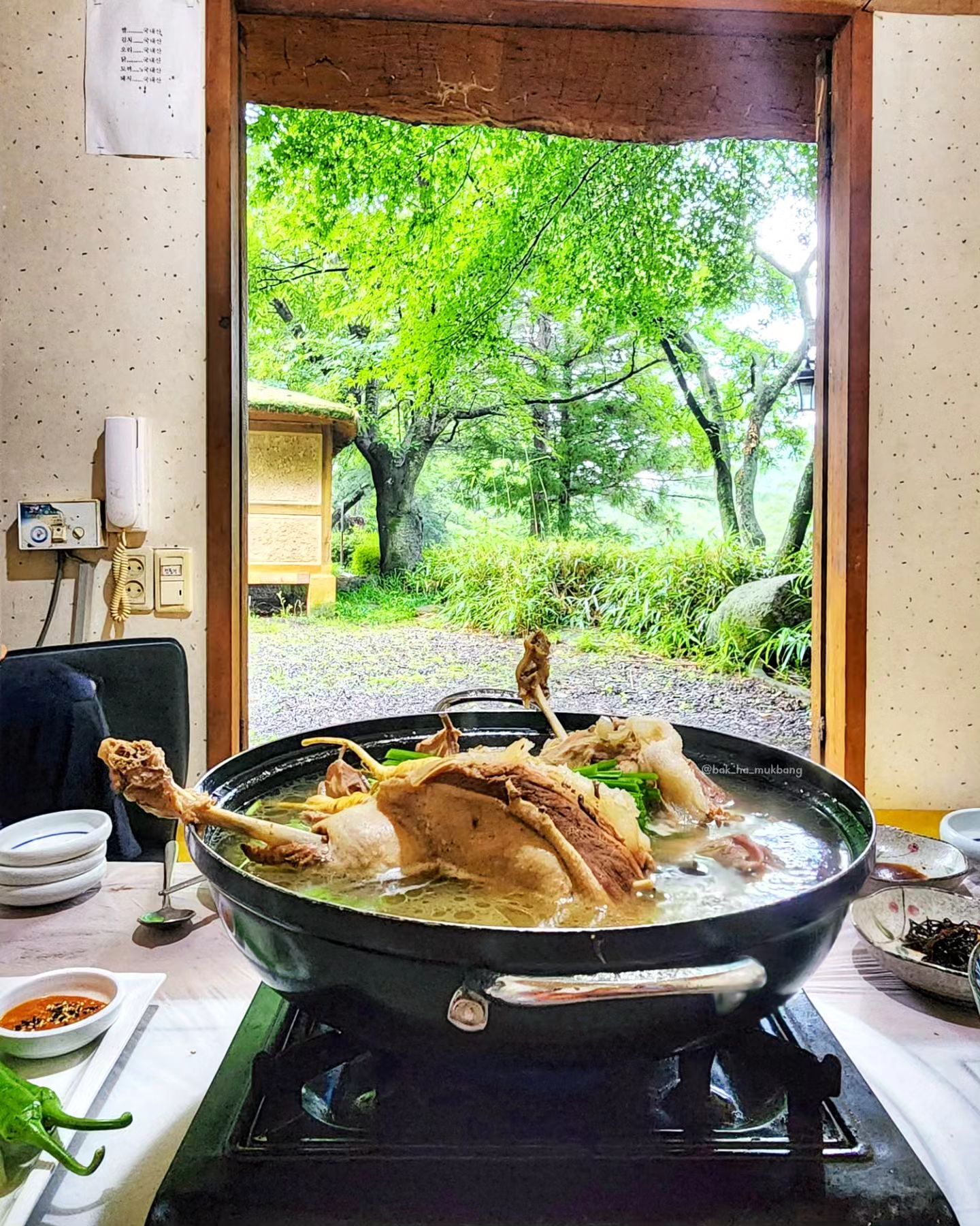 ✅ #박하의먹방_경주 #치술령가든
#경주맛집 #백숙맛집 #경주여행
-
• 한방오리백숙 55,000원
-
경주 산속에 위치한 <치술령가든>
방갈로에 앉아서 먹는 백숙은 말해모해💚
⠀
한방오리백숙은 푹~ 고아져서 부드럽고
국물은 맑고 진한 게 완전 몸보신으로 짜응!!!
⠀
기본 밑반찬도 하나같이 깔끔하고 맛있어요!
마무리로 죽까지 완벽해👍👍
⠀
반려견동반 가능하고 식사 후 산 속, 연못 쪽으로
걸으며 산책까지 하기 좋답니다🌿