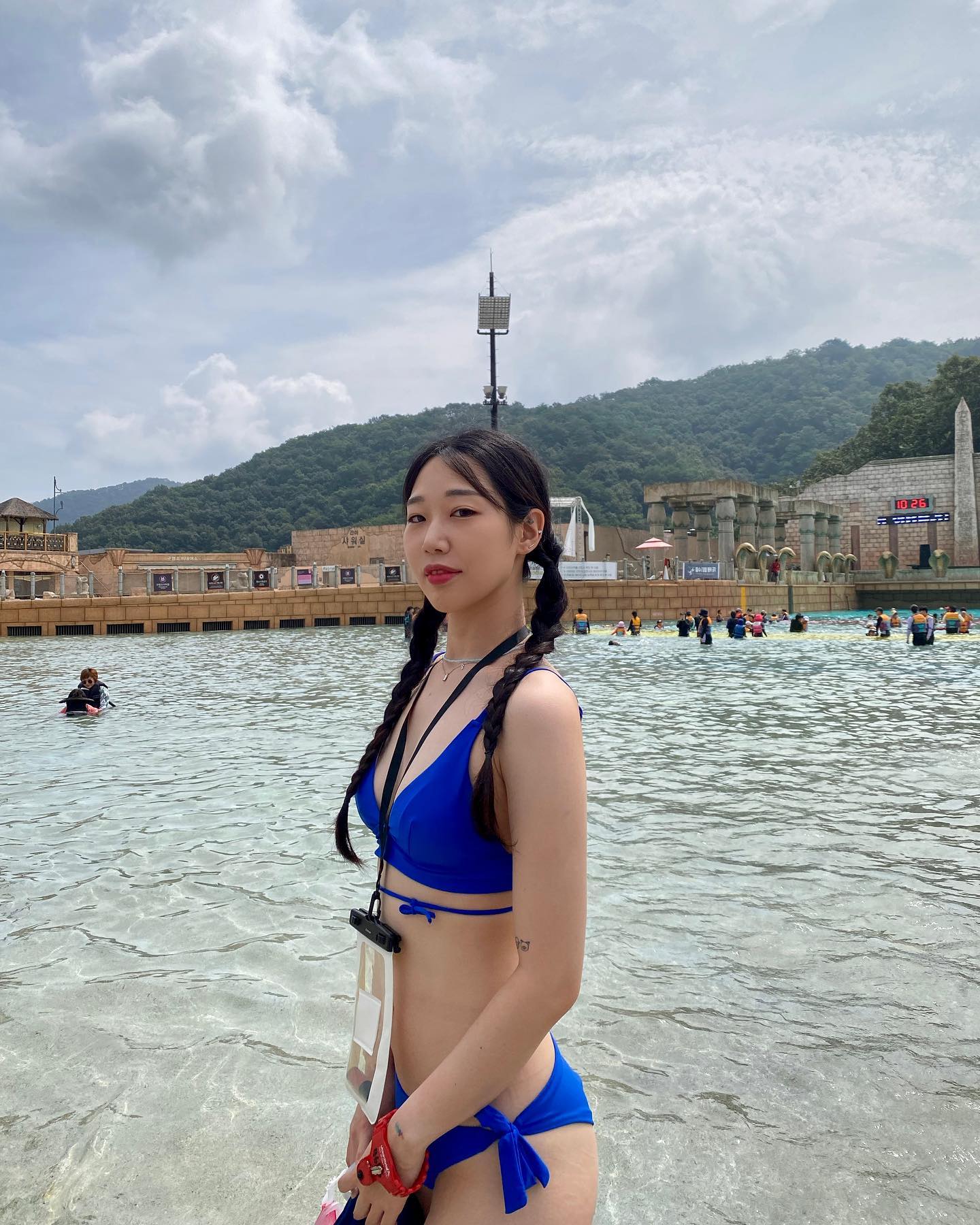 요즘은 워터파크에서 비키니 안입고 다니더라 ㅜ..
