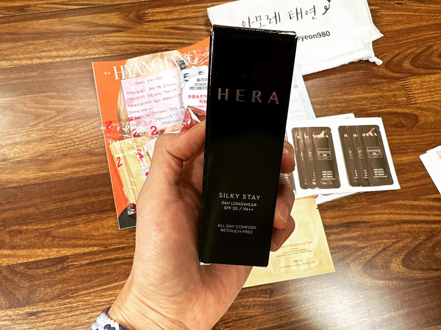 #일상 

우연찮게 선물때문에 찾아보다 
알게된 아모레 판매 직원분

파운데이션 하나 샀을뿐인데 
두달치 화장품 걱정을 날려주심👍

amore_taeyeon980 

#아모레 #홍보아님 #내돈내산후기
