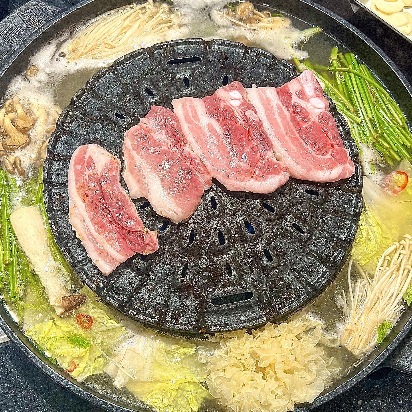 뒤집어진 솥뚜껑에 먹는 숙성고기
배곧 맛집 #솥고집배곧점 입니다🤤

뒤집어진 솥뚜껑 가운데에 김치를 구워먹으면 세상 맛있는거 다들 아시죠?! 숙성 고기에 국내산 김치까지✨ 맛있는 소스도 겸비한 #솥고집 입니다.

샤브샤브와 같이 먹을 수 있는 #솥고집삼겹구이 는 한잔할 때 아주 좋은 안주이구요. 김치를 통으로 구울 수 있는 #솥뚜껑김치삼겹살은 말안해도 맛있는거 아시죠?👍🏻👍🏻

고기가 맛있어서 벌써 회식으로 두번이나 갔다는!!! 배곧에 신규오픈한 지점이니 한번 가보시는 걸 추천드립니다.

🌱솥고집삼겹구이: 15,900원
🌱솥뚜껑김치삼겹살: 15,900원

✅솥고집 배곧점
🔹위치: 경기 시흥시 서울대학로278번길 8 B130, B131호
🔹영업시간: 매일 11:00- 23:00
🔹전화번호: 031-499-7441

#배곧고기 #배곧회식#배곧맛집 #배곧삼겹살 #시흥회식 #아브뉴프랑배곧 #배곧아브뉴프랑맛집 #시흥삼겹살 #시흥핫플 #배곧핫플 #시흥회식장소 #배곧데이트 #배곧맛집추천 #먹스타그램 #먹스타 #먹팔 #먹팔해요 #먹팔맞팔 #먹스타맞팔 #먹 #먹방그램