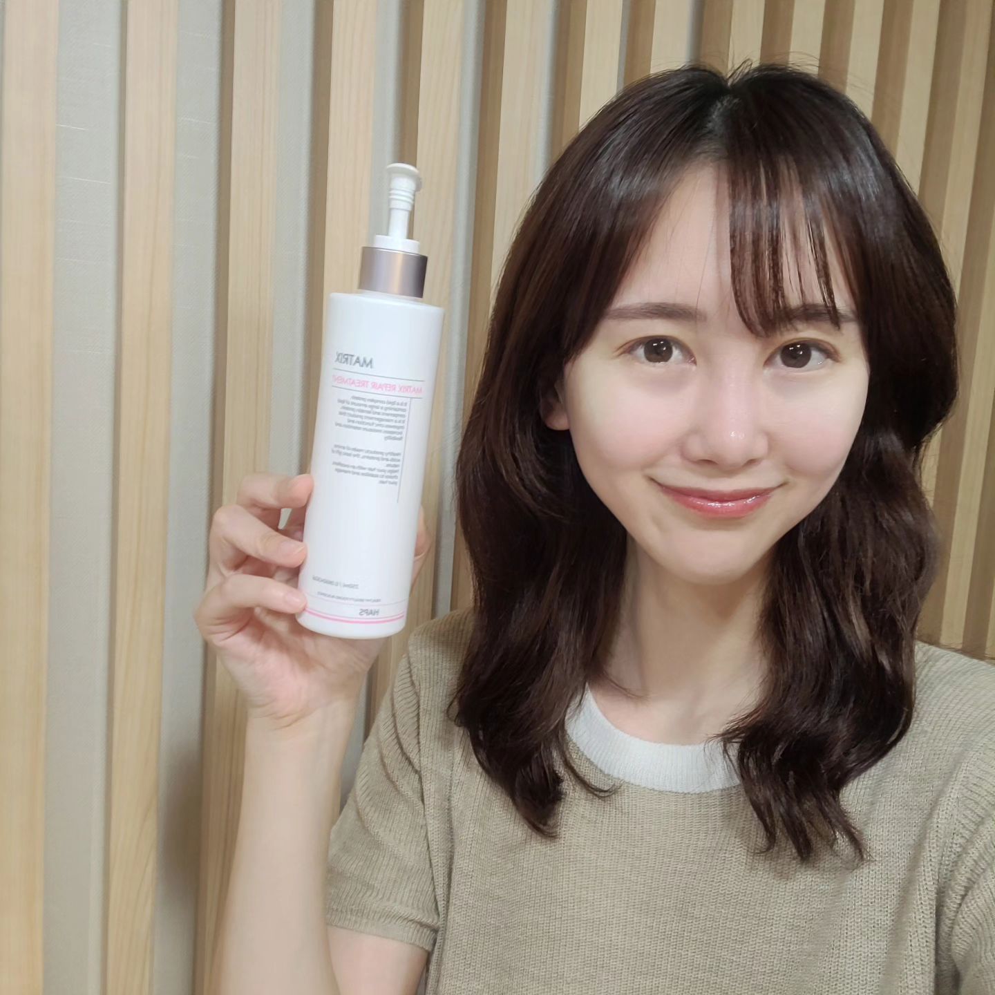 #머릿결좋아지는법 발견 💆‍♀️
샴푸만 하고 나면 빗질조차 안될만큼
#극손상모 인 내 헤어상태.. ㅎ🧟‍♀️
아무도 몰랐을껄ㅋㅋㅋㅋㅋ

#헤어트리트먼트 때문에
머릿결좋아보였다는걸..ㅋㅋ😏
사실 요즘 이거 쓰면서 
조금씩 #상한머리복구 도 되가는거같음!

내 손상모발을 숨겨주고 있는 잇템이 뭐냐!
바로 ✨️#햅스트리트먼트 ✨️
사용감이랑 사용전후는 
영상과 사진으로 증명 ㅇㅈ?ㅋ🎊

깔끔하게 발리고 가벼운 느낌이라서
특유의 #극손상트리트먼트 를 썼을때
떡지거나 무거운 느낌이 아니라서 좋았당!

그래서 가볍게 헹구지않고 #바르는트리트먼트 ,
#수분에센스 처럼 사용할수도 있는 제품!♦️

자연유래성분이라서 누구나 자극없이 쓸수있을듯!

왜 미용실에서 쓰는 제품이겠음
#상한머리복구 에는 눈에 바로 보일정도로
변화가 보였다는게 1순위겠죠!🤗

#햅스매트릭스리에어트리트먼트 🤩
https://naver.me/xC1lag8k

50/200/250/500ml 다양한 용량이 있고
샘플키트도 준대요 (소근소근)🫢

근데 나처럼 한번 써보면
다음엔 무조건 500ml쓸꺼같은데요🤷‍♀️

#협찬 #미용실트리트먼트 #트리트먼트 #트리트먼트추천 #헤어트리트먼트 #리페어트리트먼트 #손상모발복구 #자연유래트리트먼트 #윤기나는모발관리 #단백질트리트먼트 #haps #haircare #헤어관리 #beauty