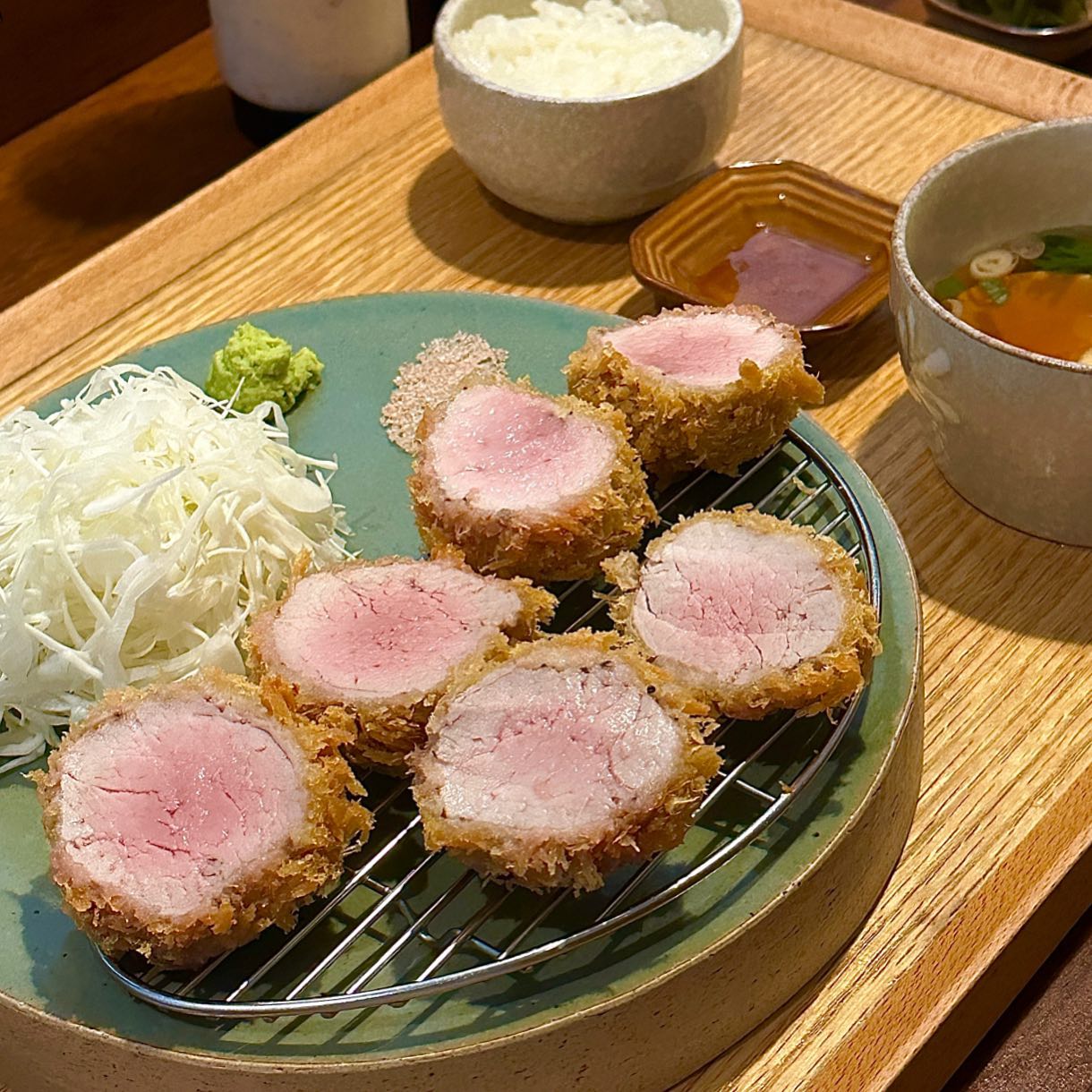 겉바속촉 돈카츠 찐맛집 #카츠랩

구리에 생긴지 얼마 안된 돈카츠 가게 카츠랩에 다녀왔어요 돈가스 러버로써 정말 부드럽고 촉촉한 돈카츠여서 대만족이었기에 강추합니다!!

좌석은 모두 바테이블이며, 간격이 매우 넓고 키오스크로 주문해서 편리해요 가게 인테리어도 깔끔해 분위기 좋고 혼밥하기에도 좋아요! 기본찬은 사장님께서 유자단무지와 명이나물을 냉장고에서 꺼내서 주세요 그리고 양배추 샐러드 소스와 기본 돈카츠 소스를 같이 주십니다! 

🐮는 안심파이기 때문에 #안심카츠 를 주문했어요 기본 구성은 돈카츠, 양배추샐러드, 소금, 와사비, 돈카츠 소스, 우동국물이에요 추가로 안심카츠는 들기름장을 제공해요 들기름장에 안심을 찍어먹는게 카츠랩의 시그니처같아요! 

정말 부드럽고 촉촉한 안심인데, 제가 먹어 본 안심카츠 중 가장 부드러워서 살살 녹았어요..🥺 잡내없이 고기 맛도 정말 좋고, 촉촉하고 부드러운 식감이 압도해요 안심 좋아하시면 정말 추천입니다!!

🐷는 #상등심카츠 를 주문했어요 상등심 또한 먹어 본 것들 중 가장 부드러우면서 식감이 살아있었어요! 상등심 부위 답게 지방 부위가 먹음직스럽게 자태를 뽐내요 크게 한 입 먹으면 정말 맛있어요😋

참고로 우동정식은 +0.1 이고, 카레정식은 +0.2 이여서 우동이나 카레와 곁들어 먹기에도 부담스럽지 않은 가격이 매력적이에요 신생 가게이지만 정말 만족스러웠던 한끼라 구리에 방문하신다면 한번 꼭 먹어보세요😆

🏷안심카츠정식 1.2  상등심카츠정식 1.2 

📍경기 구리시 검배로13번길 5-3 1층