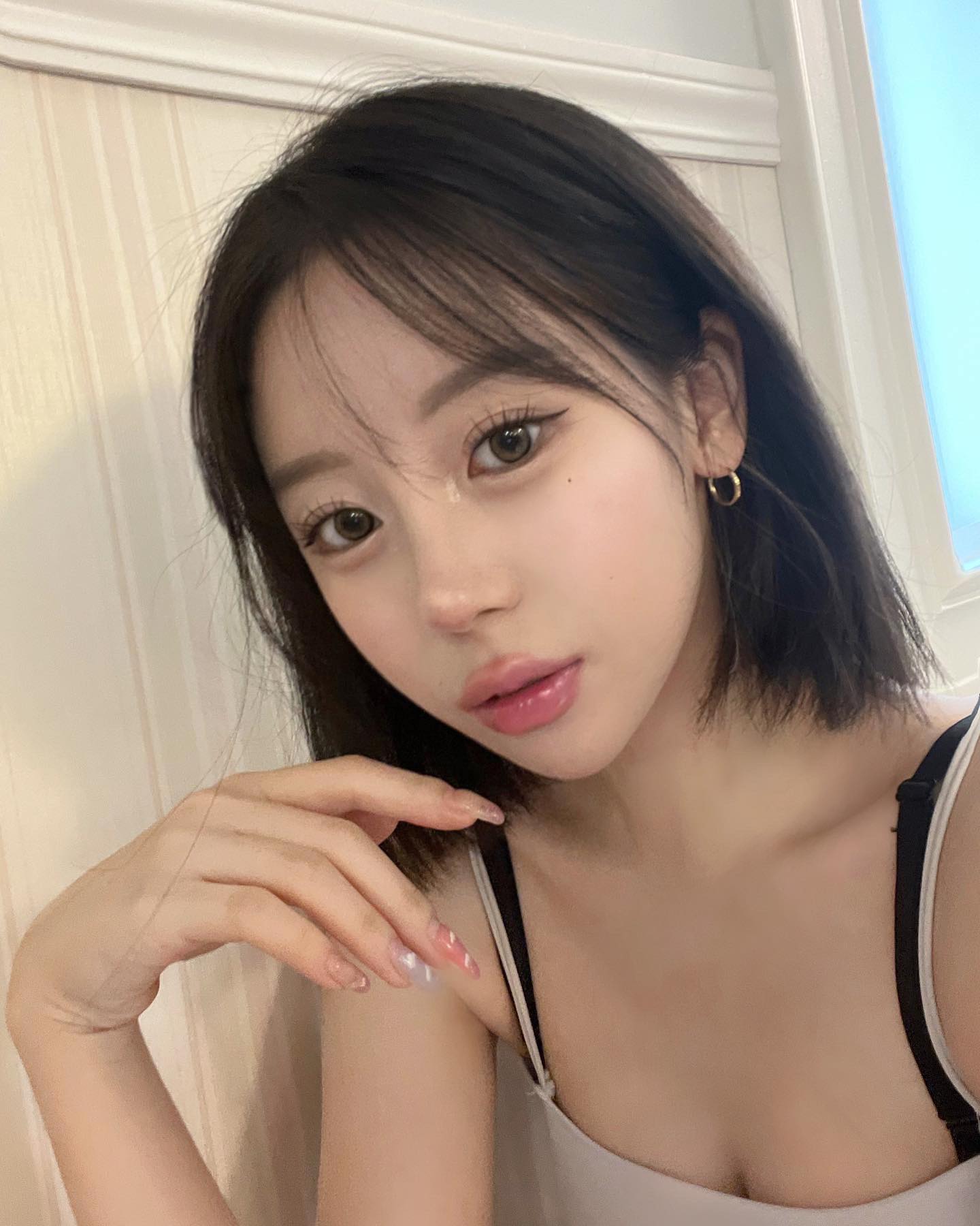 #협찬 #제품제공

셀카는 어려운데 눈화장은 쏘 이지 ^~^ 🥹🫶🏻🥹

파우더 위에도 자극없이 완전 부드럽게 슉슉 그려지능데
퇴근까지 안번지고 눈만 멀쩡함 ㄷ ㄷ 
아이라인, 애굣살, 펄까지 뭐 하나 놓치는게 없어버려..=͟͟͞͞♡

 #협찬 #블랙루즈 #blackrouge #아이디자이닝 #펜슬라이너 #애교살라이너 #애교살메이커
