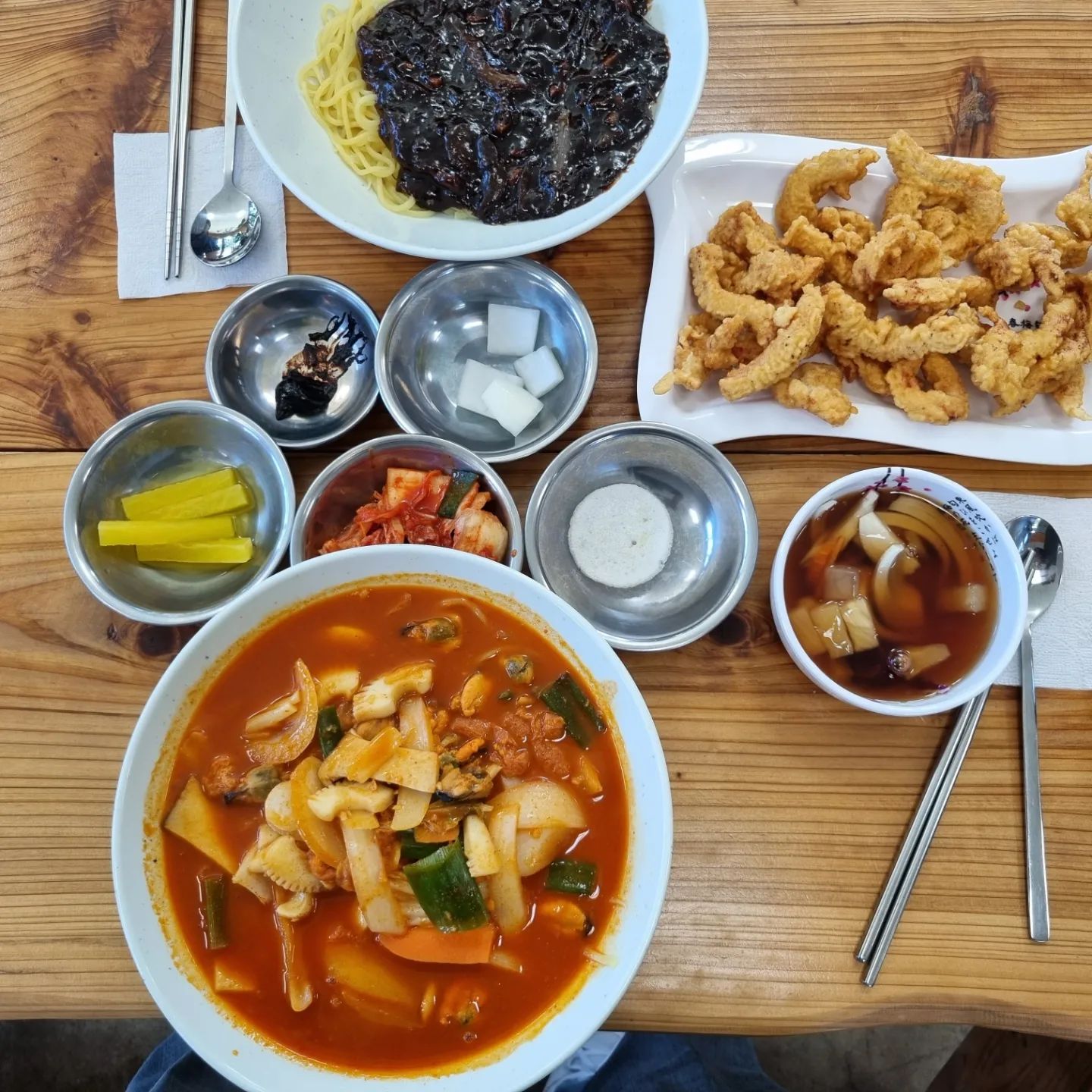 #제주연동맛집 #공항근처맛집 #수목원길 직접 끓인 담백한 소바육수로 유명한 곳인데 탕수육 짬뽕 짜장면 같이 나오는 세트 메뉴로 주문해보았어요.

탕수육은 소스가 딱 제가 좋아하는 스타일이었습니다. 짬뽕에는 해산물이 푸짐하게 들어가서 국물이 아주 시원해요. 짜장면도 너무 맛있죠.

이 글은 리뷰노트를 통하여 본 업체에서 제품 또는 서비스를 제공받아 작성된 글입니다.

#협찬 #리뷰노트