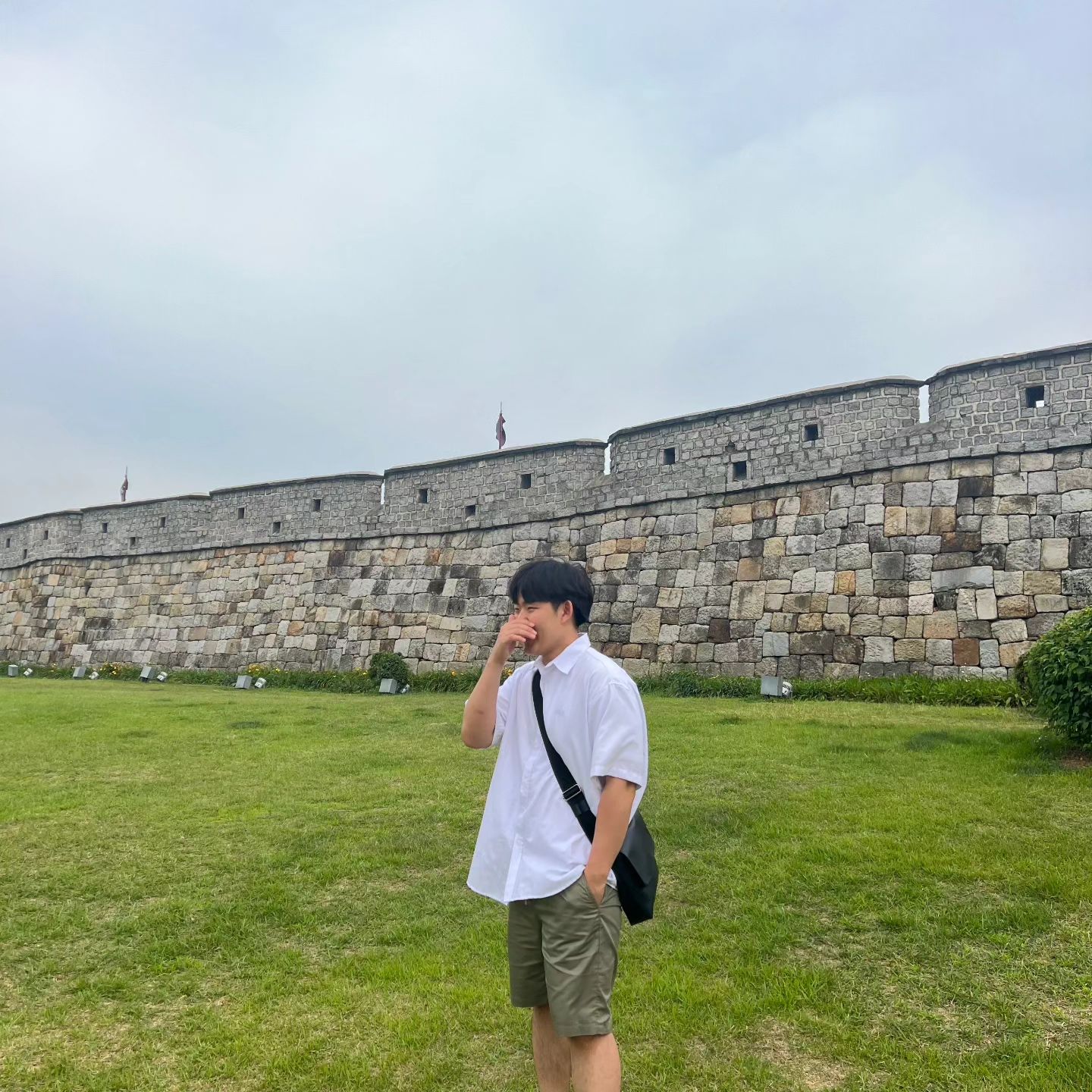 가장 좋아하는 오버핏 셔츠에
깔끔한 반바지로 포인트 색을 입혀봤습니다 ㅎㅎ
오늘 회사에도 입고 간 룩 😃

#oodt
#패션계정환영 #ootdfashion #20대코디 #30대코디  #남자코디 #fassion #직장인룩 #직장인스타그램 #오피스룩코디 #패션계정맞팔 #오늘의룩 #깔끔룩 #출근룩 #여름남자코디 #선팔하면맞팔 #무신사 #스파오 #오어옷