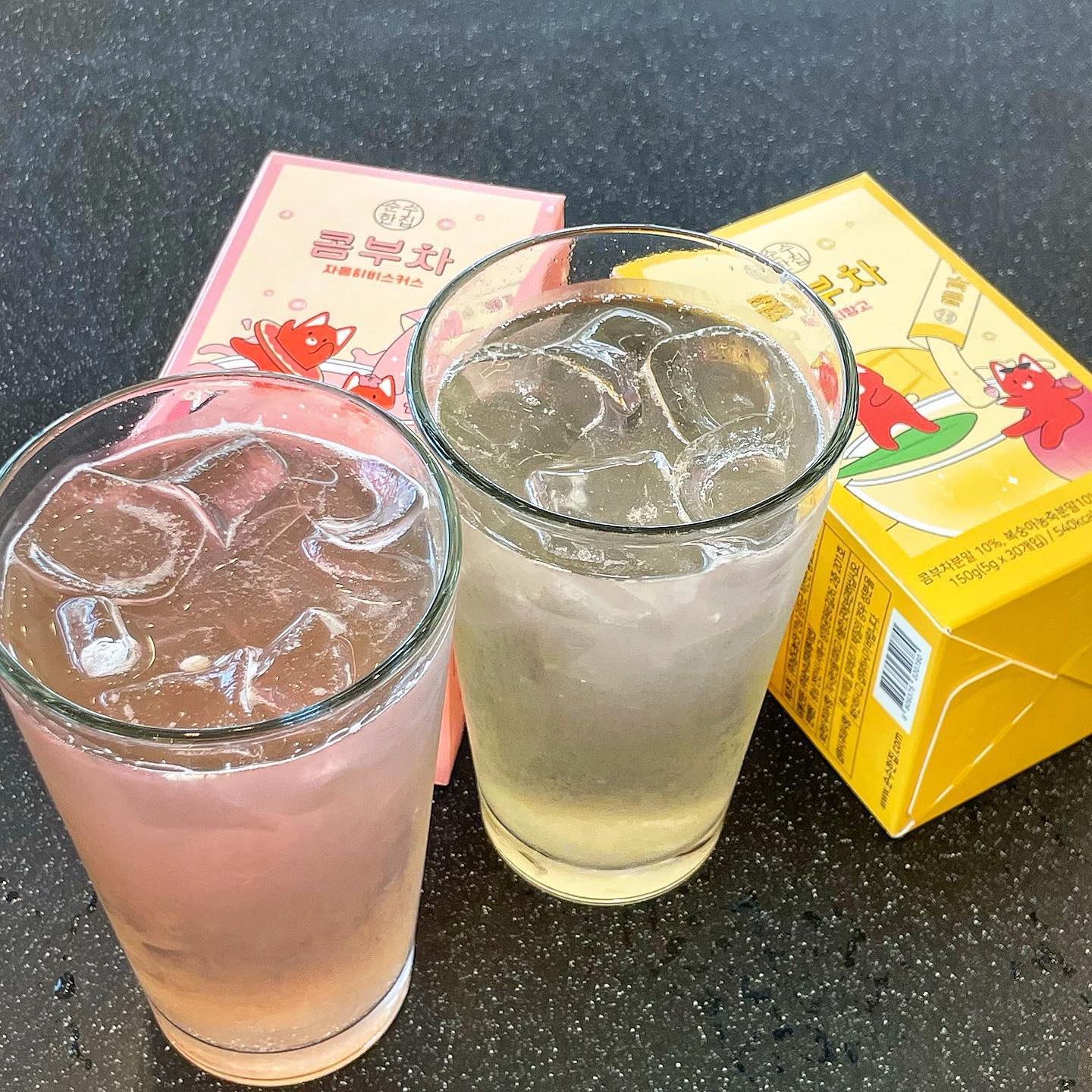 #협찬

안녕하세요~ 제가 이번에 가져온것은 #순수한집콤부차 입니다 🥰✨

저는 콤부차는 처음인데요! ◡̈ ෆ 
콤부차는 녹차나 홍차에 효모, 스코비등을 첨가해서 발효시킨 음료로 전세계적으로 탄산음료 대용으로 각광받고 있는 건강음료 라고 해요! 💖

당류0g, 지방0g, 칼로리 18~19kcal로 저칼로리로 탄산감이 느껴지는게 가장 큰 장점입니당 🫶🏻😚

개별 스틱포장, 이지컷으로 언제 어디서나 간편하게 섭취가능한게 두번째 가장 큰 장점이에요💖

다가오는 여름 고칼로리 탄산음료 대체음료로 각광받는 다이어트 음료라니!!!! 저도 내일부터 한포씩 챙겨먹어야겠어요 😍

구매처: https://m.smartstore.naver.com/sunsuhouse/products/7889144470