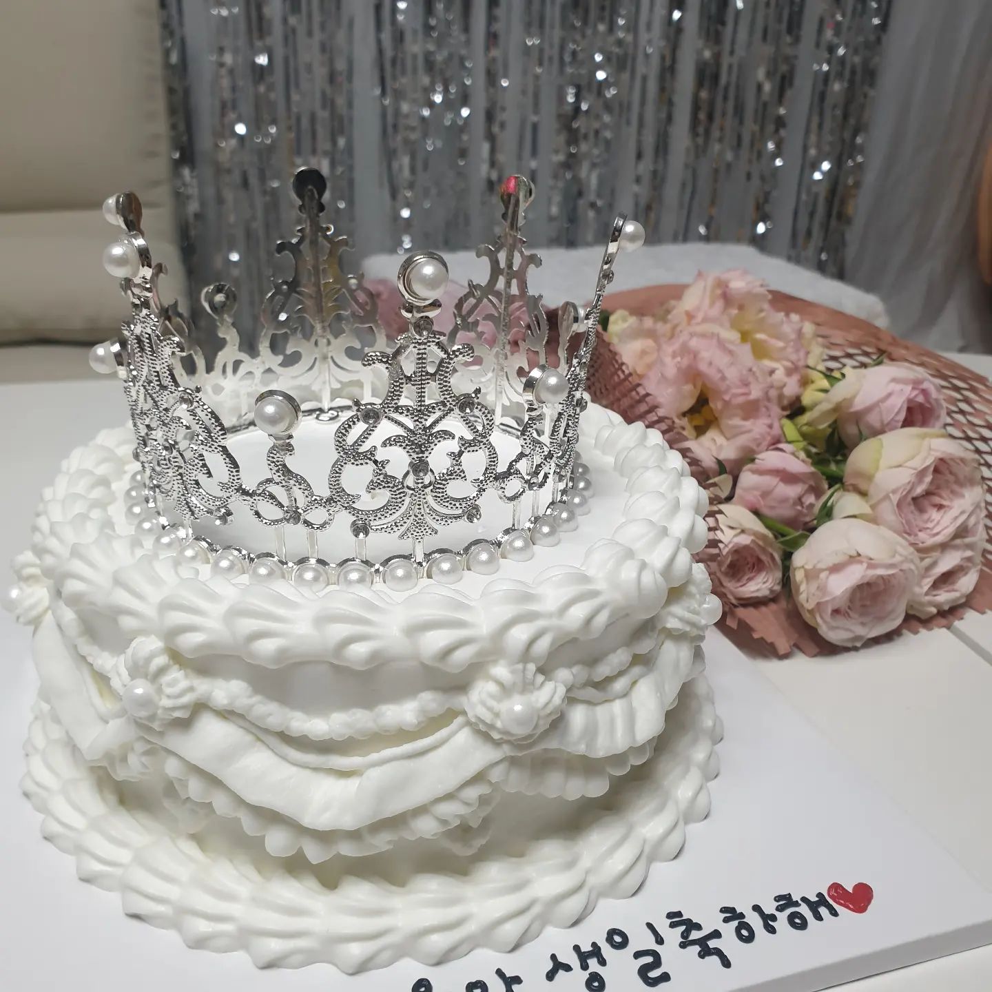 너무 예쁜 티아라케이크♡ 를 사달라던
이제 만14세라며 너무 좋아하는 중2조카님 생일파티🤩
귀요미 꼬마가 이제는 키가 나만큼이나 커버려서 대학생
같지만 마음은 순수한 청소년~! 하고싶은거 마음껏 하며 행복하고 밝게 잘 살자
#내가고모라좋겠다 #조카바보 #조카생일
#티아라케이크 #예쁜케이크 #생일축하해 #HBD jadoo_cakee 예쁘게 만들어주셔서 감사합니당~