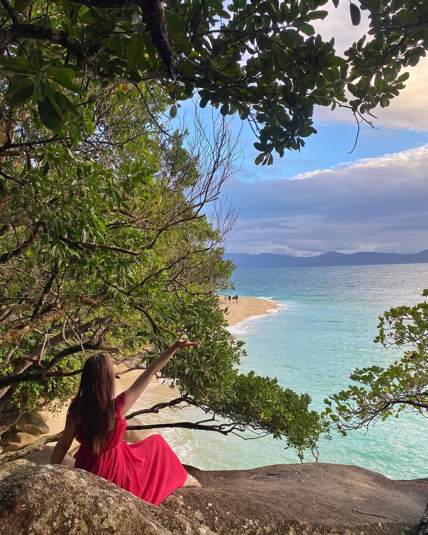 케언즈를 사랑할 수밖에 없는 이유, 
Nudey Beach를 배경으로..✨
요기 포토존으로 추천드립니더♥️

📍Cairns Fitzroy lsland Nudey Beach
케언즈 시티에서 페리를 타고 약 45분정도 가면 피츠로이섬에 도착!
내리자마자 리조트가 보이는데 
그 앞에 Nudey Beach로 가는 이정표가 있어요✨

🍯살짝 등산이 필요하니 편한 신발 신고가시길 추천드려요!
(전 정신 바짝 차리고 쪼리 신고 갔어요😅)