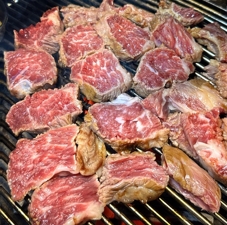 쵹쵹해서 육즙폭발하는 찐갈비맛집🙊❤️‍🔥

직접 구워주는 시스템인데 쫀득하게 구워주는맛에 반해버림. 기본으로 <된장술밥>주는데 시골된장 스타일에 얼큰함 좋고 고기랑 조합 미쳐버림. 

<우대갈비>먹고 감동하고 <돼지갈비>먹고 눈돌아감.72시간 숙성한 특제소스에 국내산 1등급 갈비만 쓴다는데 비계살짝 섞인 감칠맛이 쩔어줬음ㅠㅠ

배부른데 맛있어서 고기 계속 추가하면서 <살얼음막국수>,<후식라면>까지 클리어완. 평소 갈비 좋아하는 사람들 무조건 데려가고싶은곳🙏🏻

📖 영등갈비 오목교점
📖 서울 양천구 오목로 337-10 203,204호
📖 우대갈비2인 53000원,돼지갈비16000원,살얼음막국수5000원,후식라면4000원 

#목동맛집#목동맛집추천#오목교맛집#오목교맛집추천#오목교회식#목동회식#오목교고기집#오목교갈비#돼지갈비맛집#우대갈비#우대갈비맛집#리뷰노트#협찬#맛스타그램😋