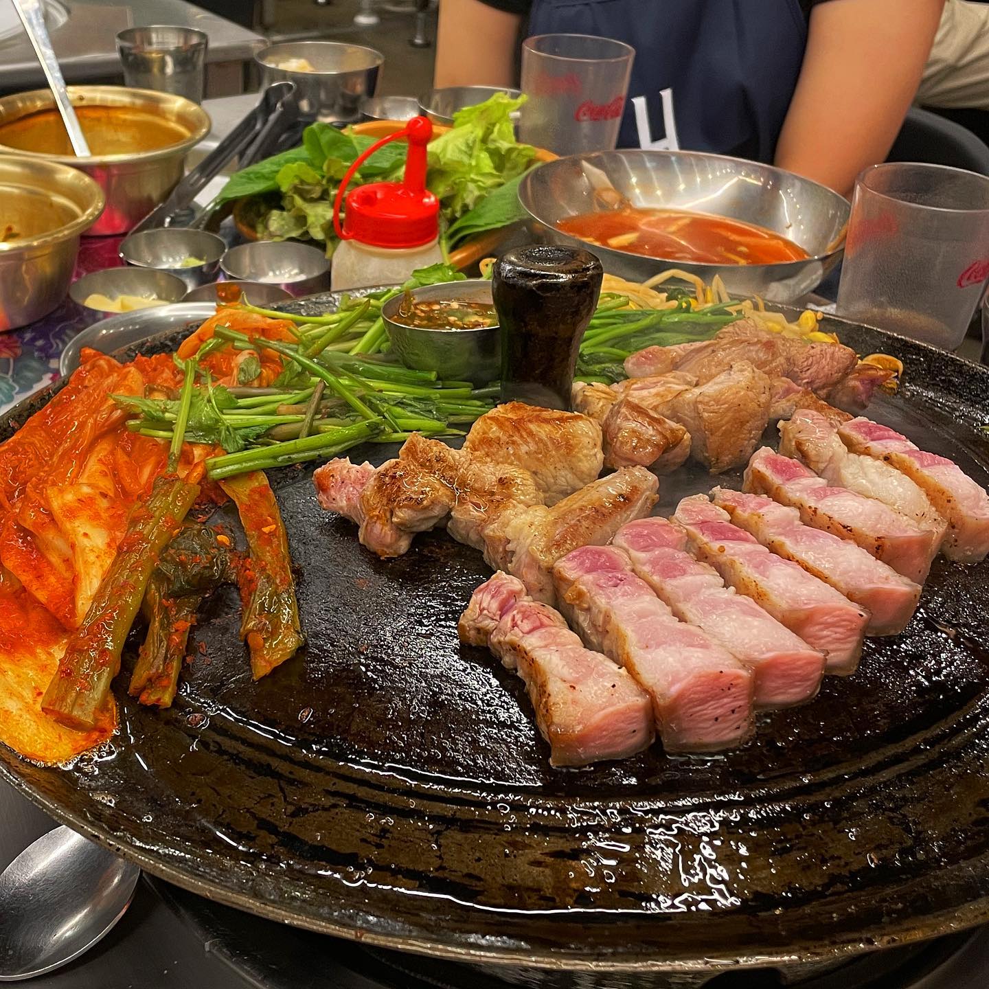 [목구멍 춘천점]

고기는 솥뚜껑에 구워야 제맛이죠!

레트로한 은쟁반 위에 
각종 반찬과 소스들이 나오고 
솥뚜껑 위에 직접 고기를 구워주는 곳 목구멍🥩

삼겹살, 특목살, 갈비본살
3부위 모두 주문했는데
여러분 특목살 꼭 드셔보세요!!!!

육즙 가득한 특목살이 최고👍🏻

고기에 청도미나리를 얹어
미나리향을 입혀 구워
느끼함 하나도 없고

맛있게 구워진 고기에 미나리와 
여수에서 공수해온 갓김치를 함께
먹으면 소주를 찾게 되실꺼에요🍻

소주 2병은 거뜬히 마실 수 있는곳
목구멍 추천 드립니다❣️