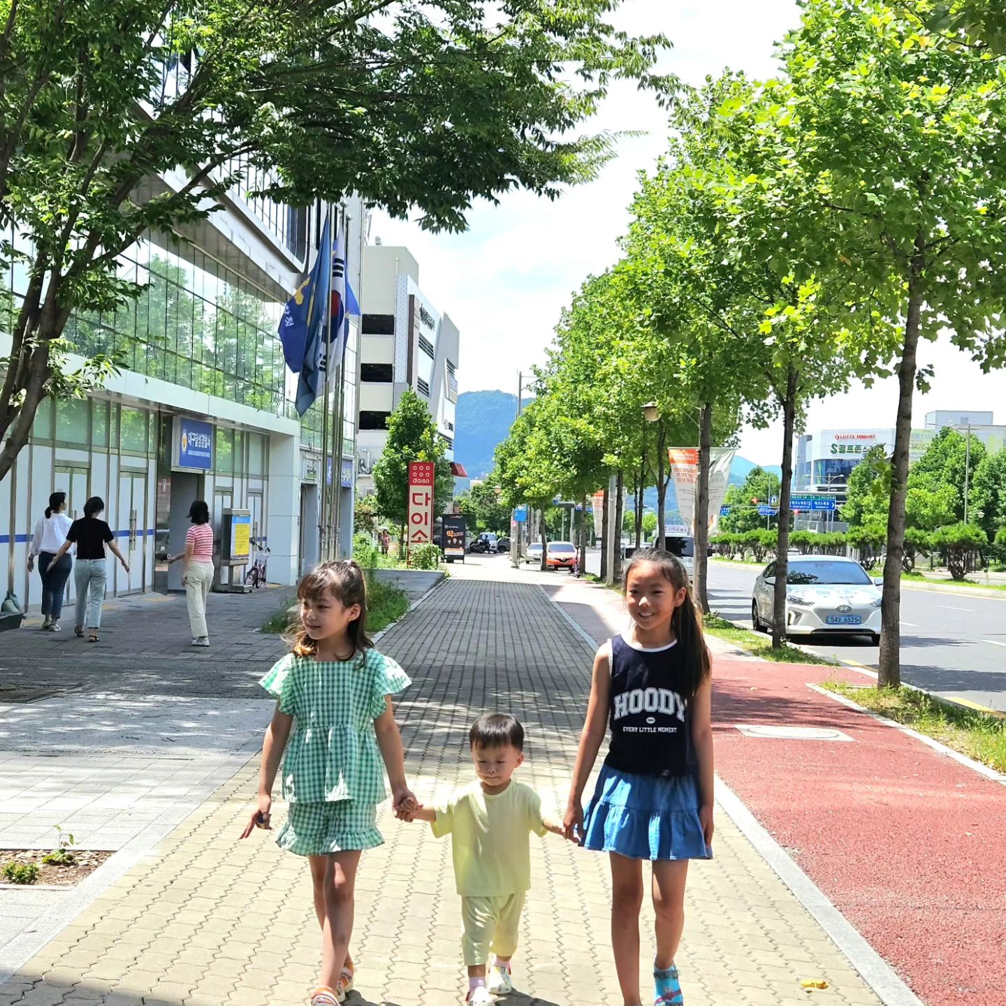 #방학일상 #드디어방학끝 

화요일 수요일은 누나들이랑 놀고
투썸키즈존카페가서 또 열심히 놀고
이모가 사준 장난감으로 신나게 놀고
목요일에는 칠곡보가서 물놀이하고
금요일에는 엄마가 몸살로 전사😇

#가정보육이이렇게무섭습니다 
#가정보육이제그만 #어린이집가자 
#누나덕분에잘놀았다 #자주놀러와 
#매일귀여운로건❤️