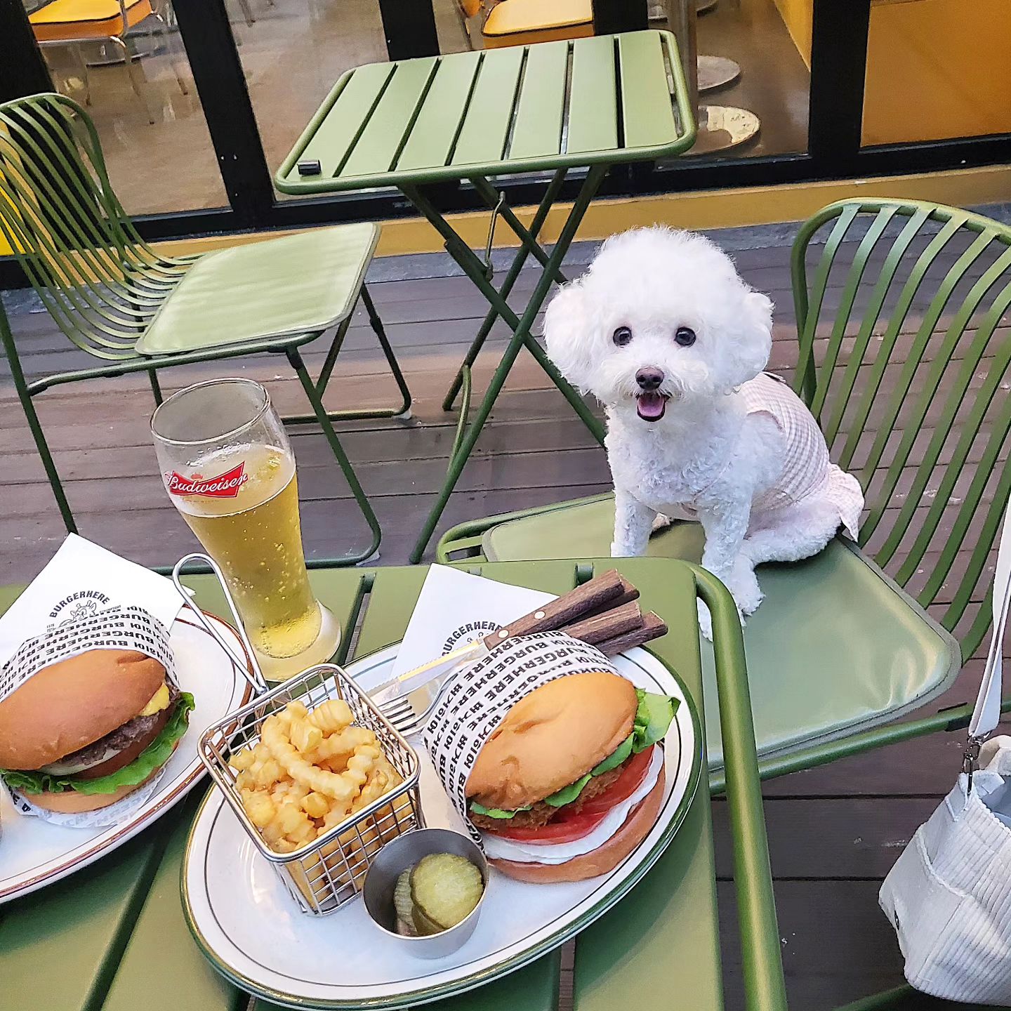 통통한 수제버거가 기가 막혔던 곳 🍔🍟

몽바랑 걸어가서 너무 더웠지만❤️‍🔥 
그래도 조와쒀~~~~!!!!!!!!