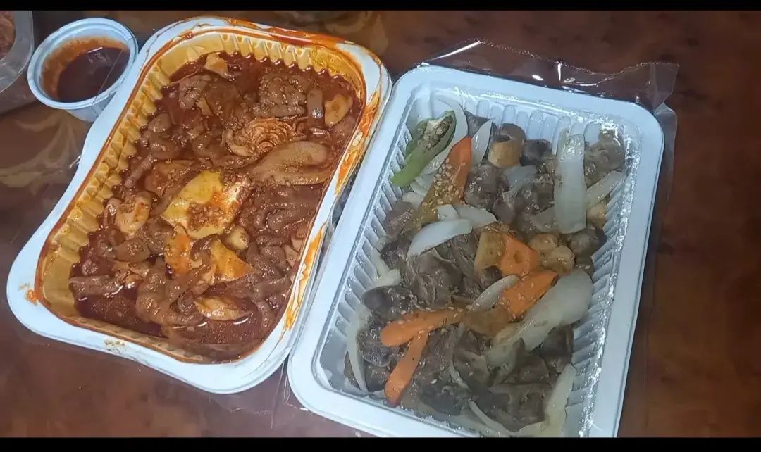 닭발맛집이라고 소문나서 
찾아간 이모네중앙닭발 안양점.

2004년 오픈해서 전통있는 맛집인데
매니아들이 많아 다른 닭발집갔다가
다시 찾아온다고..

닭발조아하는 큰딸 위해
무뼈닭발과 마늘똥집을 포장해왔다.
넘나 부드럽고 맛깔난 닭발에 감동하고
구운 마늘과 양파,당근 야채가 푸짐해서
건강한 맛의 닭똥집..
자꾸 생각나네~~~!!♡

#안양맛집 #안양3동댕리단길 
#댕리단길맛집 
#안양닭발맛집 
#이모네중앙닭발안양점 
#무뼈닭발 #마늘똥집 
#닭발포장 
#원조닭빨집 
#안양닭발맛집 
#맛있게매운맛 
#어머니손맛 #닭발에미치다
#댕리단길서포터즈