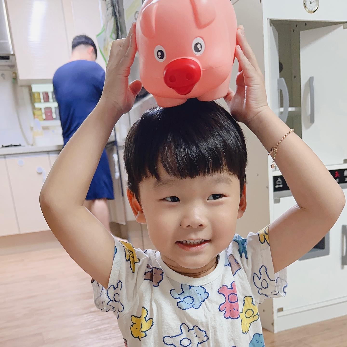#창원 #여름휴가 #여름방학 #여행좋은데 
#3일차부터는_사진없다 #ㅋㅋㅋㅋㅋ 
.
.
빡시게 1박2일 합천에서 신나게 놀구
2시간 달려 창원 친정도착 ☺️
윤댕이 윤이뽕은 차에서 낮잠 신나게 자서
체력충전하고 오빠랑 나랑은 체력방전
그래도 친정아빠가 번갈아가며 자전거 태워주고
슈퍼 데꾸가주고 해서 ㅋㅋ 그나마 다행!!
.
.
친정아빠가 윤이뽕 자전거 태우고 마실간 사이
엄마랑 오빠랑 윤댕이랑 백화점 마실 ❤️
와 얼마만에 롯데마트가 아닌 롯데백화점이냐
ㅋㅋㅋㅋㅋㅋㅋㅋㅋ 걍 구경하는것만으로 신남
애기들옷도 좀 사고 오빠 수영복 엄마 립스틱 등
후다닥 사구서 동네 고깃집 가서 1차로 먹고
2차 .... 구리고 3차 노래방까지 갔다가 기절🫠
.
.
담날은 결국 술병과 체력방전으로 인해 
오후내내 집콕타임 오랜만에 엄마가 해준
비빔국수 그리고 집김밥은 꿀맛이어따우💛
창원에서 2일차로는 성해성호부부 벙개로
보기로 해서 퇴근시간쯔음 애기들 장난감 사고서
김해로 스타뚜우우우우 😎
.
.
헝가리 가기전 성호와의 마지막 만남
성호도 성해만큼 많이 만나고 정이 많이
들었던지라 나는 눈물도 좀 났당 ㅠㅠㅠㅠ
그러나 꽃길이 펼쳐진거라 축하해줄수밖에
근데 너네 헝가리가면 나 누구랑 놀아 엉엉😭
구래도 넘넘넘 축하해 🫰🏻 오락가락 맘이싱숭
윤이뽕 초딩입학 전 한두번 볼수있다면 행복이게찌
먼거리여도 1년에 최소 5번은 본 찐 친구부부라
뭔가 뭉클 맘이 아릿아릿 해땅 😢🥲
.
.
술은 적당히 즐기며 이런저런 이야기 새벽까지
나누고서 집주인들은 출근하고 오빠랑 나랑은
라면으로 해장하고 설거지에 청소기돌리고
그제서야 나온 성해성호집 ㅋㅋㅋㅋㅋㅋ
집주인 성해에게 라면사진 보내주니 자기도
너무 먹고싶다고 ㅋㅋㅋㅋㅋㅋㅋ뭔가 웃겨땅
.
.
짧은 창원1박 김해1박을 끝내고 충주로!!!!
합천 창원 김해 3박 4일 코스 빡시닼ㅋ...
충주와서 기절 기절 그와중에 할부지 할무니가
주신 용돈 돼지저금통에 저금 👦🏻👧🏻
앞으론 모아보자 돼지가 빵빵해지는 그날까지
.
.
.
#돼지저금통🐷 #빡센여행그래도꿀잼✌️ 
#연년생남매 #남매 #남매맘 #남매스타그램 
#방학은끝났지만주말시작 #육아는끝이없다 
#좋반 #좋아요반사 #좋반테러 #좋아요