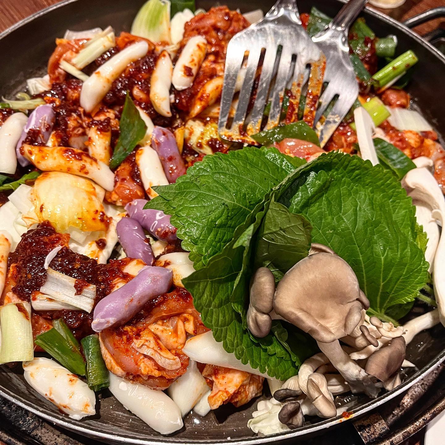 🏠 일도씨닭갈비 판교점

📍 경기 성남시 분당구 분당내곡로 117 크래프톤타워 지하1층

💸 일도씨특제닭갈비 1인분 기준 13,000원
치-치-치즈닭갈비 1인분 기준 17,000원
모둠사리 5,000원

👉🏻 판교에서 점심회식하기 좋은 곳은어디? 일도씨닭갈비!! 이날도 인턴친구의 세굿빠 송별회를 하기 위해 찾았다,

처음 방문했을 때부터 가격대비 양도 맛도 만족했던 곳이라 일도씨 닭갈비에 또 또또 방문 ! 
( 처음엔 4명이서 3인분에 모둠사리 시켰는데 볶음밥 겨우 먹었음!! )

이번엔 6명이서 기본 3인분에 치즈 3인분 시키고 각각 모둠사리 추가했는데 볶음밥 한개 겨우 먹었다!  아무리 배불러도 K-디저트는 국룰이쥬?!

처음에 치치치즈 닭갈비가 일반 닭갈비보다 4천원이나 비싸서 으잉 했지만, 두번째 사진보면 치즈로 산을 만들어주신다 ㅋㅋㅋㅋ 원없이 치즈 먹은 듯 ~~!! 

일반 닭갈비는 직접 조리해서 바로 먹을 수 있게 가져다 주셨고! 치즈 닭갈비는 우리 앞에서 바로 조리해주시고 치즈 산 만들어준신다음에 뚜껑 덮고 쿨하게 가셨다! ㅋㅋㅋㅋㅋ

닭갈비는 간이 쏙쏙 베어 들어 깔끔하게 매콤한맛 ! 닭다리살이라 야들야들하니 퍽퍽함 없이 입에서 녹았다 !

달달하면서 부드러운 고구마사리와 쫀득쫀득 고소담백한 치즈떡 고구마사리의 부드러움과 고소다빽한 치즈떡을 합쳐놓은 듯한 고구마떡은 말모해~~~ 건빵의 별사탕이 있다면 닭갈비엔 사리 삼총사가있지! 

나는 닭갈비에 라면사리파인데 우리 이사님은 우동사리 파였다! 여러분들의 선택은 ?

나는 꼬돌꼬돌 익은 라면사리에 야들야들한 닭다리살과 양배추를 싸악 감싸서 한입먹는 걸 사랑한다구 ♥️

여러분들은 라면사리? 우동사리 ? 어떤 걸 더 선호하시나요? 

#맛집스타그램 #맛스타그램 #먹스타그램 #술스타그램 #오늘뭐먹지 #야식 #먹스타그램 #먹스타 #먹스타맞팔 #먹팔 #먹스타그램맞팔 #먹팔  #먹팔환영 #인친 #맞팔 #판교맛집 #일도씨닭갈비