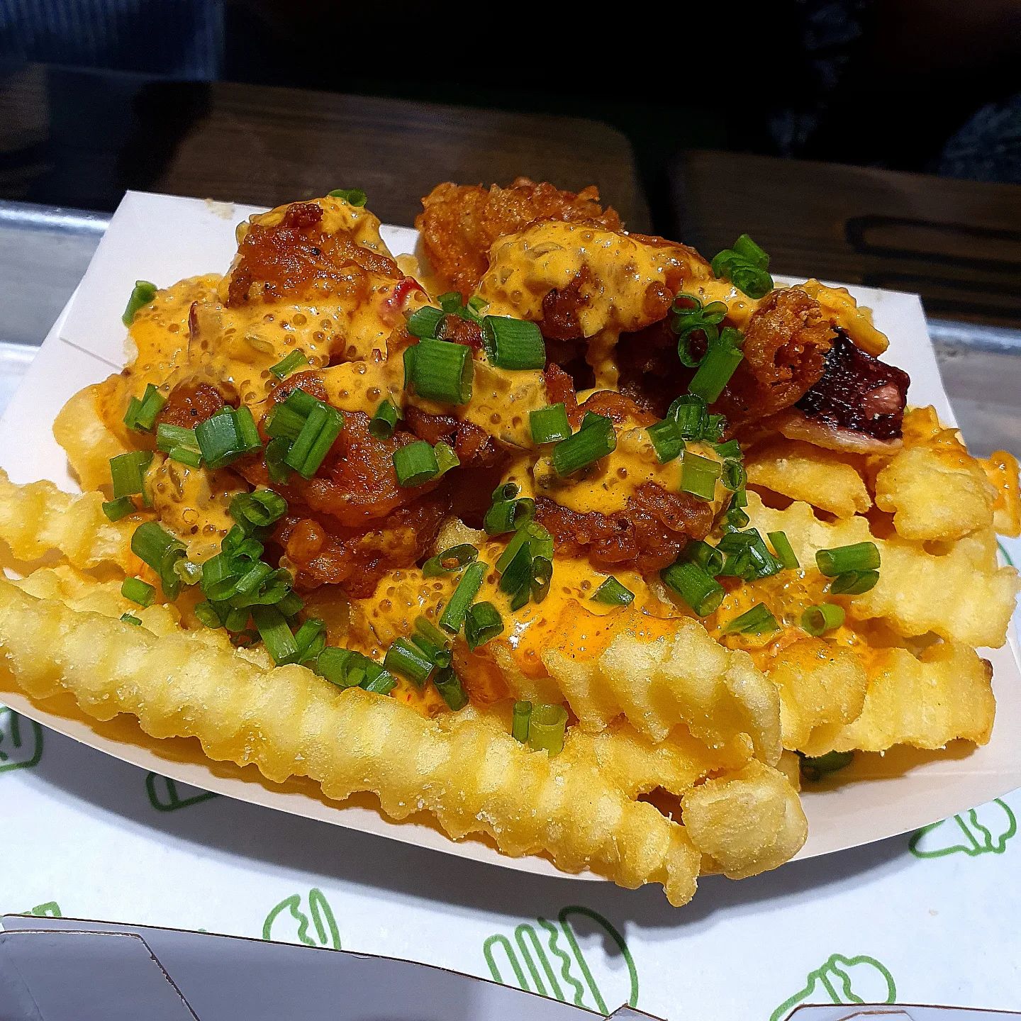 🍟쉑쉑버거 한치프라이

오랜만에 쉐이크쉑 매장을 방문했는데
여름한정 신메뉴로 나온 한치프라이가!!🦑

감튀위에 한치알소스+ 한치 프라이가 있었는데
소스가 정말 별미 였습니다
먹을때마다 입안에서 한치알이 톡톡 터지는 맛!

한치프라이는 그냥 부드러운 오징어튀김같은 느낌이었습니다

한치버거도 팔던데 뭔가 무서워서 도전은 못했고 버거는 위에서부터
쉑스택-스모크쉑-쉑버거 순입니다

같이 주문한 너겟또한 맛났습니다

#맛스타그램 #먹스타그램 #쉐이크쉑 #쉑쉑버거 #한치프라이 #한정메뉴 #쉑쉑메뉴 #shakeshack
