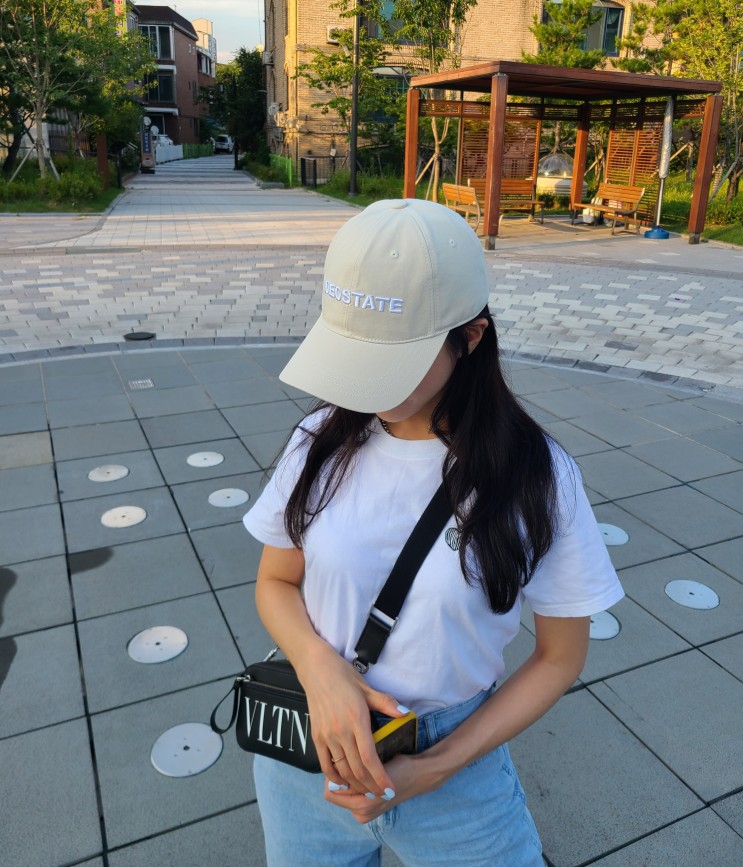 여성 스트릿 패션을 위한 여름 모자 데오스테이트 로고 헤리티지 볼캡 베이지 컬러 착용 코디