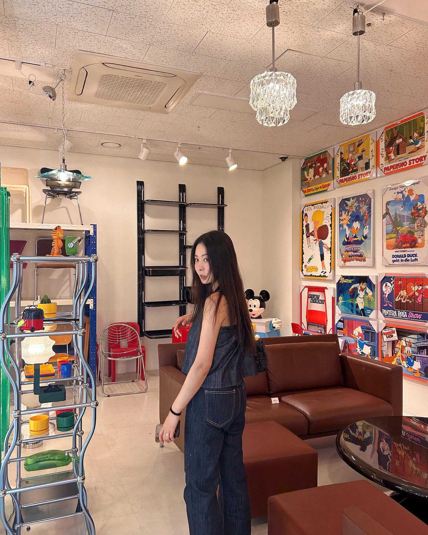 모던미드센추리 인테리어 좋아하는 분들은 꼭 가봐야할 성수동 인테리어소품샵✨

힙하고 이쁜 소품들이 많아서 시간가는 줄 모르고 구경했어요

[사무엘스몰즈]
📍서울 성동구 연무장5가길 25 SKV1 tower B107

.
.
.
#사무엘스몰즈 #소품 #소품샵 #인테리어소품 #인테리어조명 #성수 #성수동핫플레이스 #서울 #서울가볼만한곳