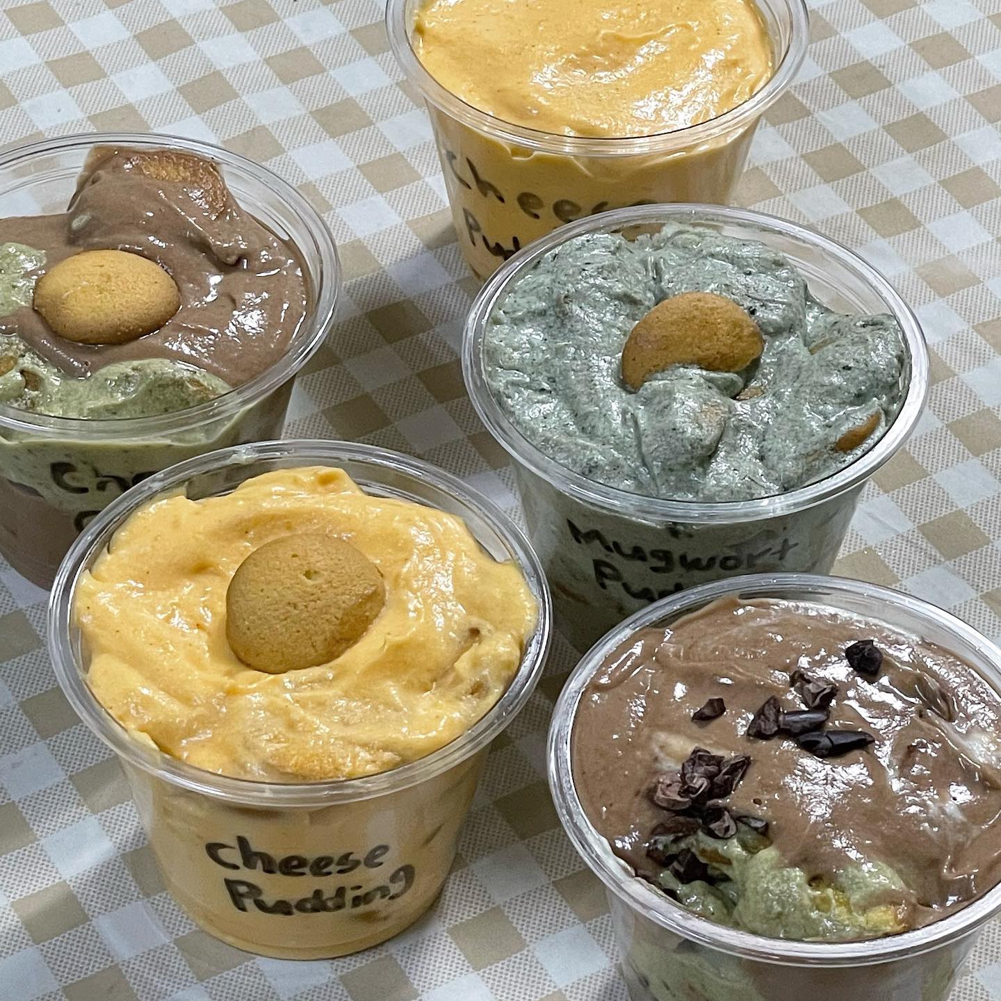 오늘의 베이킹 | 크림푸딩 3종
황치즈푸딩 / 쑥푸딩 / 초코말차푸딩 

안녕하세요 여러분..🤍
오랜만에 돌아온 수댕입니다 🙌
요즘 베이커리에서 열심히 일하느라 홈베이킹과는 약간의 거리두기,, 사실 더워서 오븐돌리기 겁나기도해요..?ㅋㅋ😂 그래서 오늘은 노오븐 베이킹 !이자 계속 만들어보고싶었던 #바나나푸딩 근데 바나나를 뺀 ㅋㅋ #크림푸딩 3종을 만들어봤습니다💛바닐라빈 넣어 만든 크림은 정말 예쁘요..ㅎㅎ크림이랑 계란과자 넣고 숙성해서 먹었더니 촉촉하고 달달..🫶🏻 매력있네요 이유있는 인기였ㄷㅏ..★ 다음에는 다른 맛으로 또 만들어보고싶어요 🥰
.
.
.
#수댕_베이킹 #노오븐베이킹 #pudding #homebaking #プリン #dessert