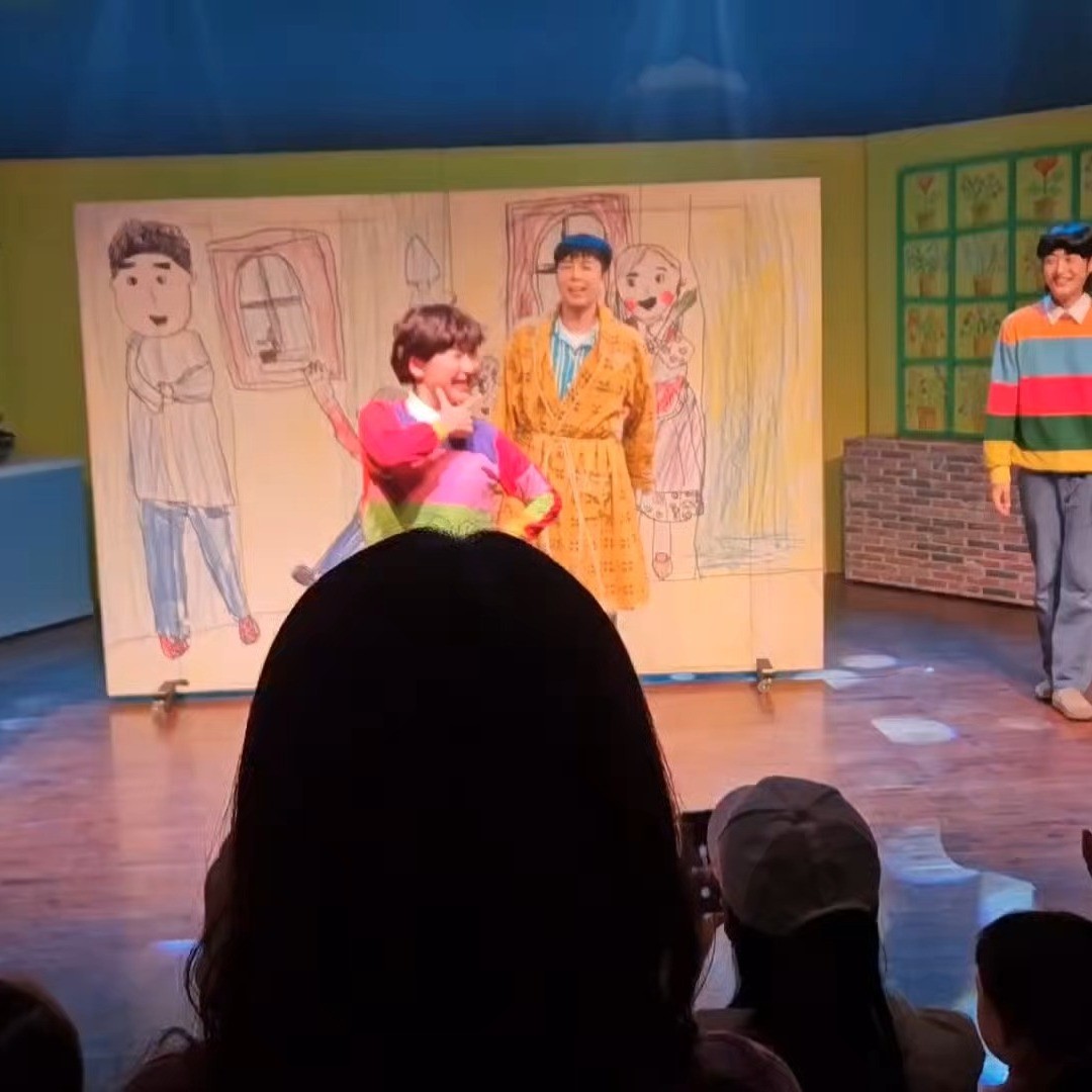 #협찬
🌈✨ #어린이뮤지컬 #앤서니브라운 #우리가족 🎭🎉

방학을 맞아 아이와 함께 떠나본 앤서니 브라운 어린이 뮤지컬! 🌟

우리 가족의 소중함과 이해를 느낄 수 있는 소중한 시간이었어요. 아빠와 엄마의 바쁜 일상 속에서 이런 순간이 찾아온 건 정말 보람찼어요. 🤗

미취학 아동들도 즐겁게 관람할 수 있는 공연으로 아이와 함께한 이 뜻깊은 순간, 누구보다 소중하게 기억할 거에요. 📚👨‍👩‍👦‍👦

앤서니 브라운 우리 가족은 종로 아이들극장에서 9월까지 열리니, 가까운 지인들과 함께 계획해보세요. 대중 교통을 이용하거나 미리 주차장을 확인해 오시면 더욱 편리해요. 🚇🅿️

뮤지컬 이전에는 책을 읽어보는 것도 추천드려요. 아이들에게 더욱 특별한 경험을 선사해줄거예요! 📖✨

아이들을 위한 포토존과 기념품도 놓치지 마세요. 티켓을 가지고 앤서니 브라운의 원더랜드 뮤지엄전도 더 할인 받을 수 있어요! 📸🎁

무엇보다도, 배우들의 연기와 노래는 정말 멋졌어요. 감동적인 가족 이야기와 함께 소중한 시간을 만들었답니다. 🎶🎭

여름방학의 마무리를 멋진 뮤지컬과 함께 해보는 건 어떨까요? 아이와 함께 즐겁고 감동적인 순간을 만끽해보세요! 🌞💕
#앤서니브라운 #우리가족 #앤서니브라운의우리가족 #서울공연 

#어린이공연#가족뮤지컬 #어린이뮤지컬#체험학습#공연#뮤지컬

#볼만한공연#문화동행#아양이#문화나눔#아이들극장

#추천공연#여름방학#여름방학공연#여름휴가
#가족과함께 #소중한시간 #뮤지컬추천 #아이와함께 #앤서니브라운뮤지컬 #종로아이들극장 #여름방학마무리