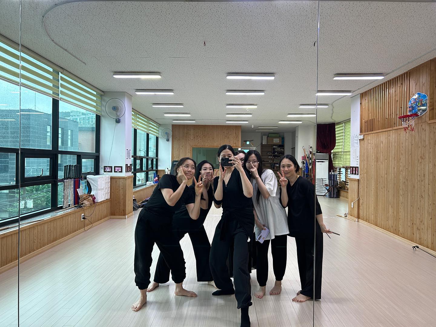 검무 작품반 [검을 든 순간 - 미상ver.]
끝!!!!
4회레슨만에 작품을 다 나가고 영상촬영까지👍👍
같은 작품이지만 개개인의 색이 담긴 작품을 보여주셔서 너무 재밌게 끝냈습니다🙂
촬영날 비까지 왔지만…. 밝은 에너지로 걱정을 덜어주셔서 아…내가 인복이 있구나 싶었어요🥲
히든미션 어려울거라 생각해서 많이 참여 못하실줄 알았는데 생각보다 정말 열심히 참여해주셔서 그또한 얼마나 감사한지 🥲🥲
한달동안 서울행, 새벽 5시 출발, 6시간 풀 레슨…. 가능할까…? 했지만
너무 가능하게 만들주신 수강생 분들! 
정말 너무 감사합니다🫶
1기로 시작된 작품반!
100기까지 달려보겠습니다! 
#검무 #작품반 #검든순 #검을든순간