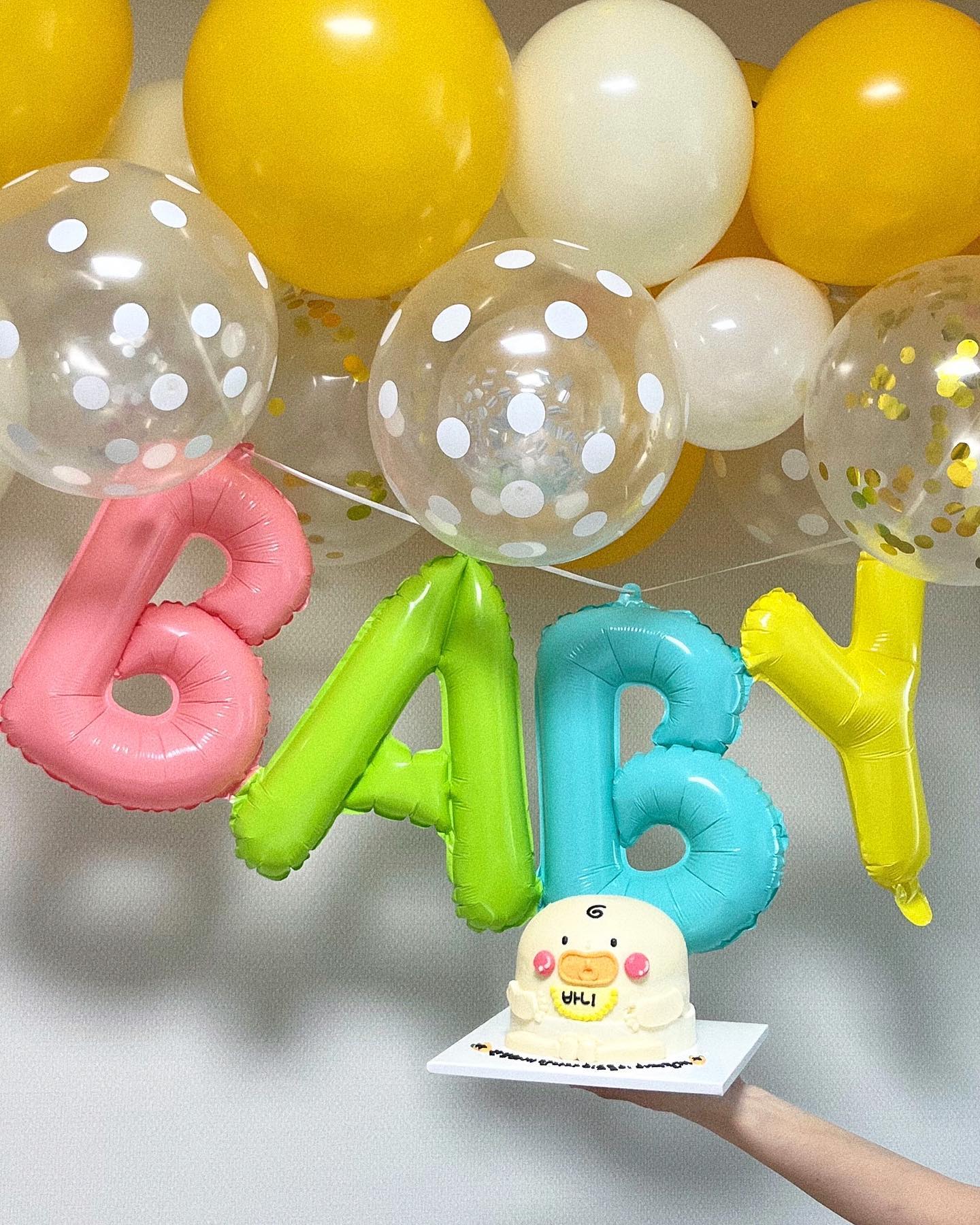 23.07.29 #babyshower 👶🏻🎂💛🧡
배가 무겁고 컨디션이 안좋아서 집으로 오라했더니 … (?)
바리바리 싸들고와서 아무것도 못하게 눕혀놓고는 풍선 불고 붙이고 
아침부터 케이크까지 직접 만들어오고 이게 무슨 일ㅇㅣ야ㅠㅠㅜ😭😭
감동쓰나미 ,, 케이크는 진ㅉㅑ 다시봐도 너모 기여오 미쵸 ˘̴͈́ꈊ˘̴͈́
우리바니는 좋겟네 벌써부터 이모들사랑 듬-뿍 받아서 ♡̷̷̷‧˚₊

#36w0d #임신기록 #예비맘 #홈파티 
#베이비샤워 #베이비샤워풍선 #베이비샤워케이크
#울산케이크 #언양케이크 #언양케이크주문제작 #구구케키