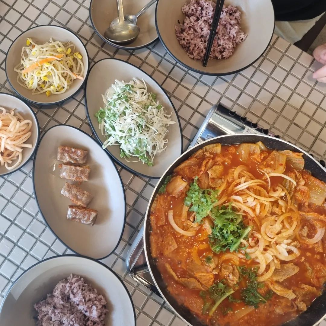 밥도둑 김치짜글이 서래마을 서래쭈꾸미서 만나보세요
밥맛없는 이여름 한그릇 뚝딱이에요
근처사시면 포장해다가 드세요

#먹스타그램 #맛스타그램 #맛집스타그램 #맛집 #먹방 #선팔 #맛팔 #좋아요반사 #선팔하면맞팔 #좋아요그램 #먹방 #음식스타그램 #맛집추천 #맛집탐방 #맛집투어 #서울맛집 #부산맛집 #먹팔 #먹팔해요 #food #foodie #foodstagram #맞팔해요 #맞팔해요우리 #반포맛집 #서래마을한식#서래마을점심 #서래쭈꾸미