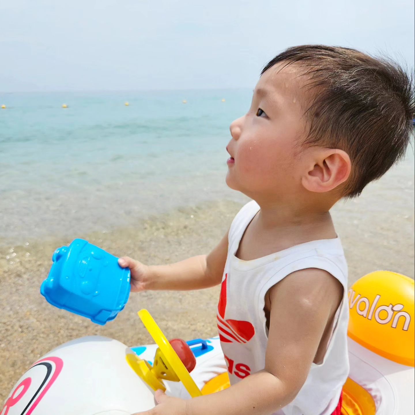 첫찌둘찌 이번여름 바닷가는 동해
아따 너무덥다.. 
대낮엔 바다에서 노는거 아니라는걸 배운날.
요즘 핫한 하트파기 사진찍는건 쉽지않다.
추억과함께 더위도 먹었다 뇸뇸
.
.
#켄싱턴설악비치 #속초바다 #아둘맘