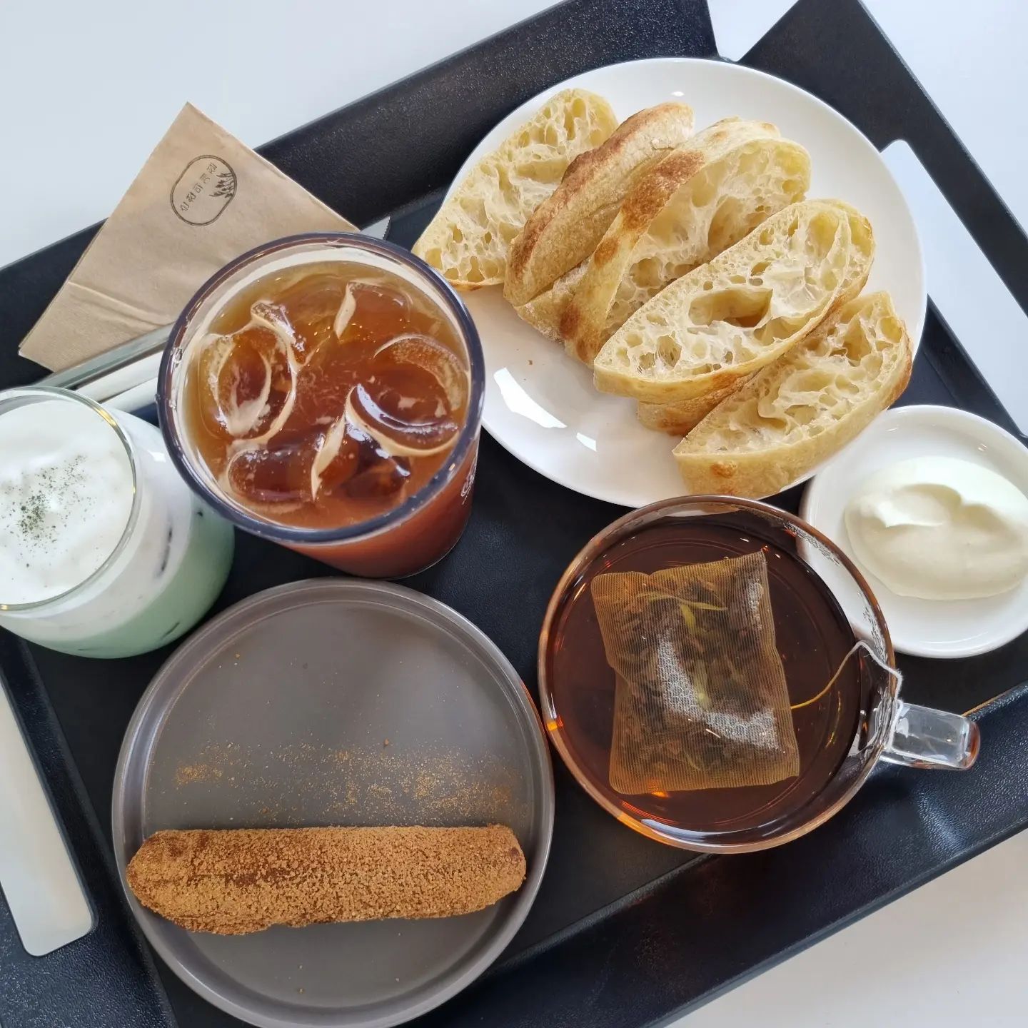 #협찬
#먹스타그램
엄마랑 이모랑 #순천카페데이트
지금까지 먹어본 치아바타빵 중 제일 맛있었음!
옥수수크림이랑 같이 먹어서 더 쫄깃하고 고소한 맛~_~
​
계절별로 추천하는 시그니처메뉴 중 커피가 안들어간 #쑥이라떼 먹었는데 엄청 고소해서 맛있었음!
​
#더헤윰웨딩홀 근처라 결혼식 보고 가기에도 딱이어서인지 주말 결혼식 하객분들이 많아서 자리 못잡는줄 ㅠㅠㅋㅋ
​
탁 트인 뷰가 있어서 속이 뻥 뚫리는 느낌!!
-
❣️#순천의계절
❣️전남 순천시 순천만길 28
❣️061-743-8557
❣️월~토 11:00~21:00/일 12:00~18:00
​-
#순천 #순천카페 #순천만카페 #순천대형카페 #청암대카페 #더헤윰웨딩홀근처카페 #더해윰웨딩홀카페 
#오늘아님​​